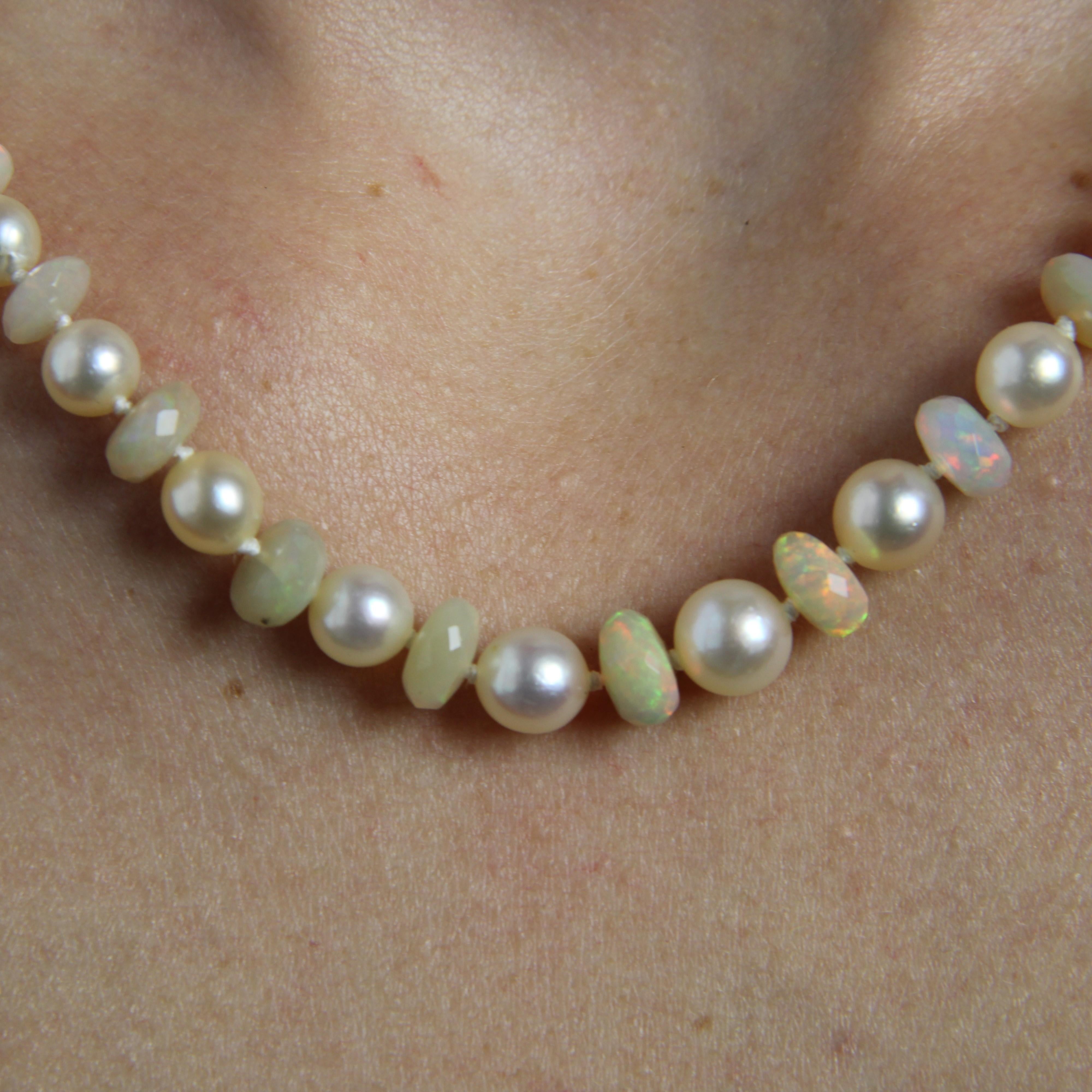 Moderne Halskette mit Verschluss aus 18 Karat Weißgold mit Zuchtperlen und Opalen im Angebot 5