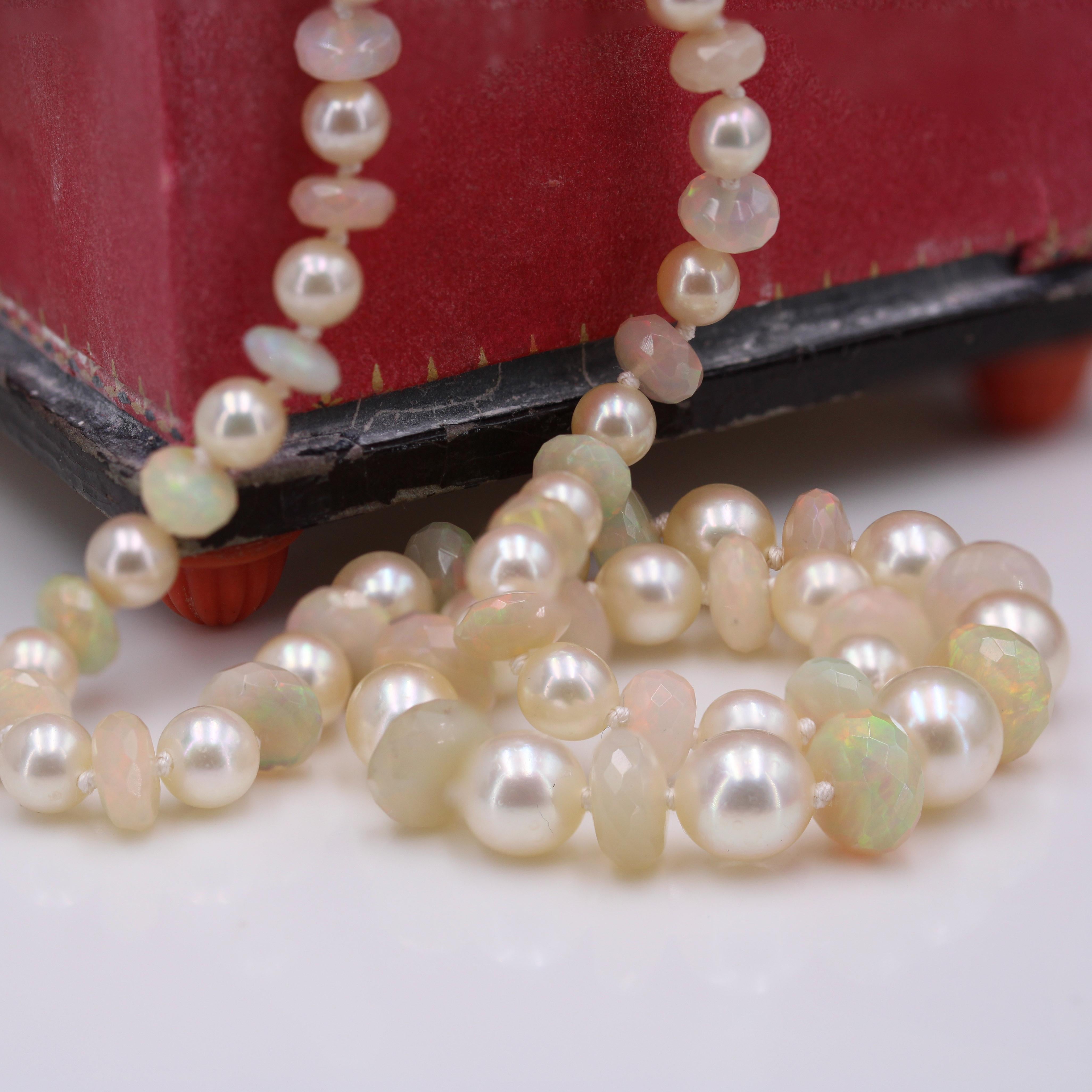 Collier à fermoir moderne en or blanc 18 carats avec perles de culture et opales en vente 5