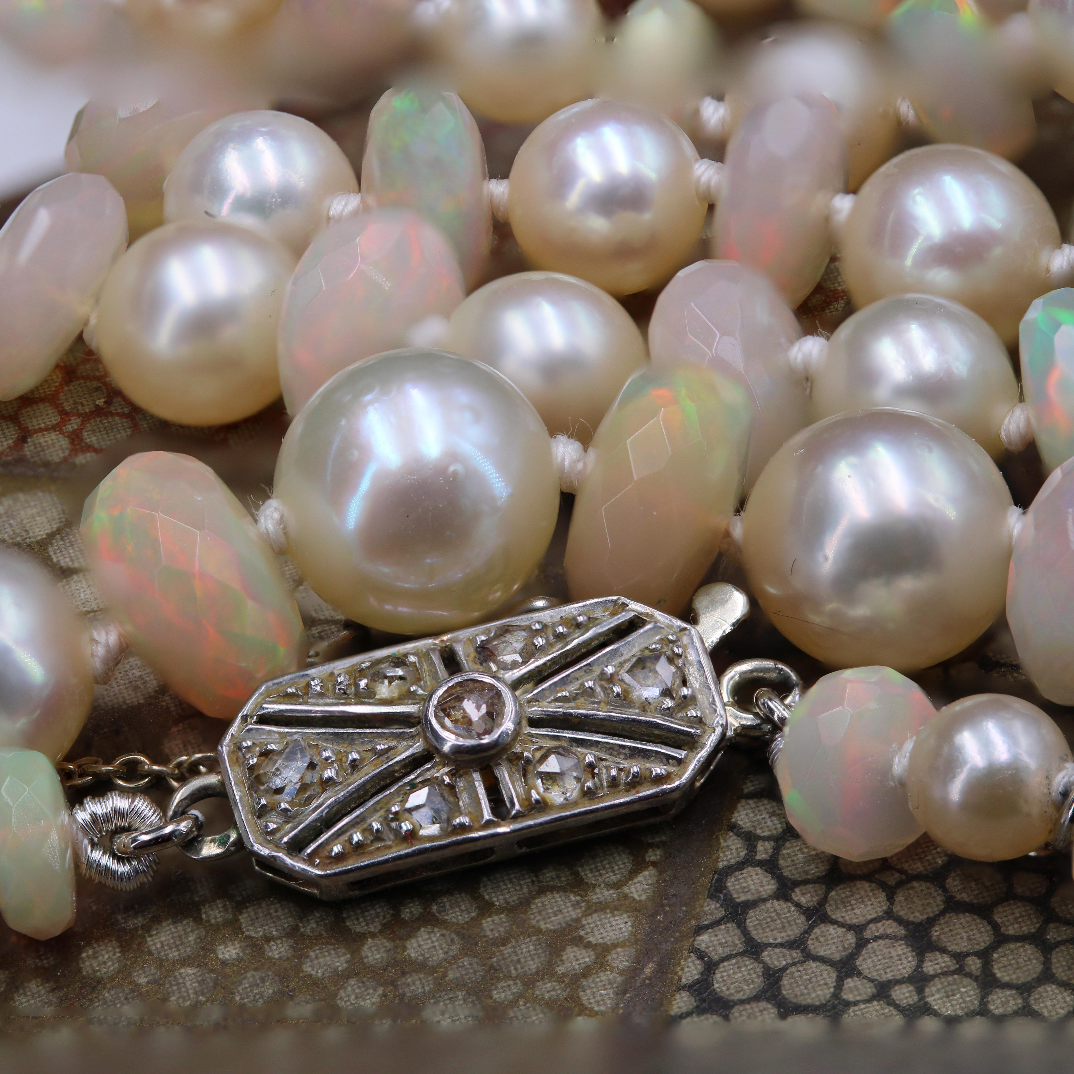 Collier à fermoir moderne en or blanc 18 carats avec perles de culture et opales en vente 7