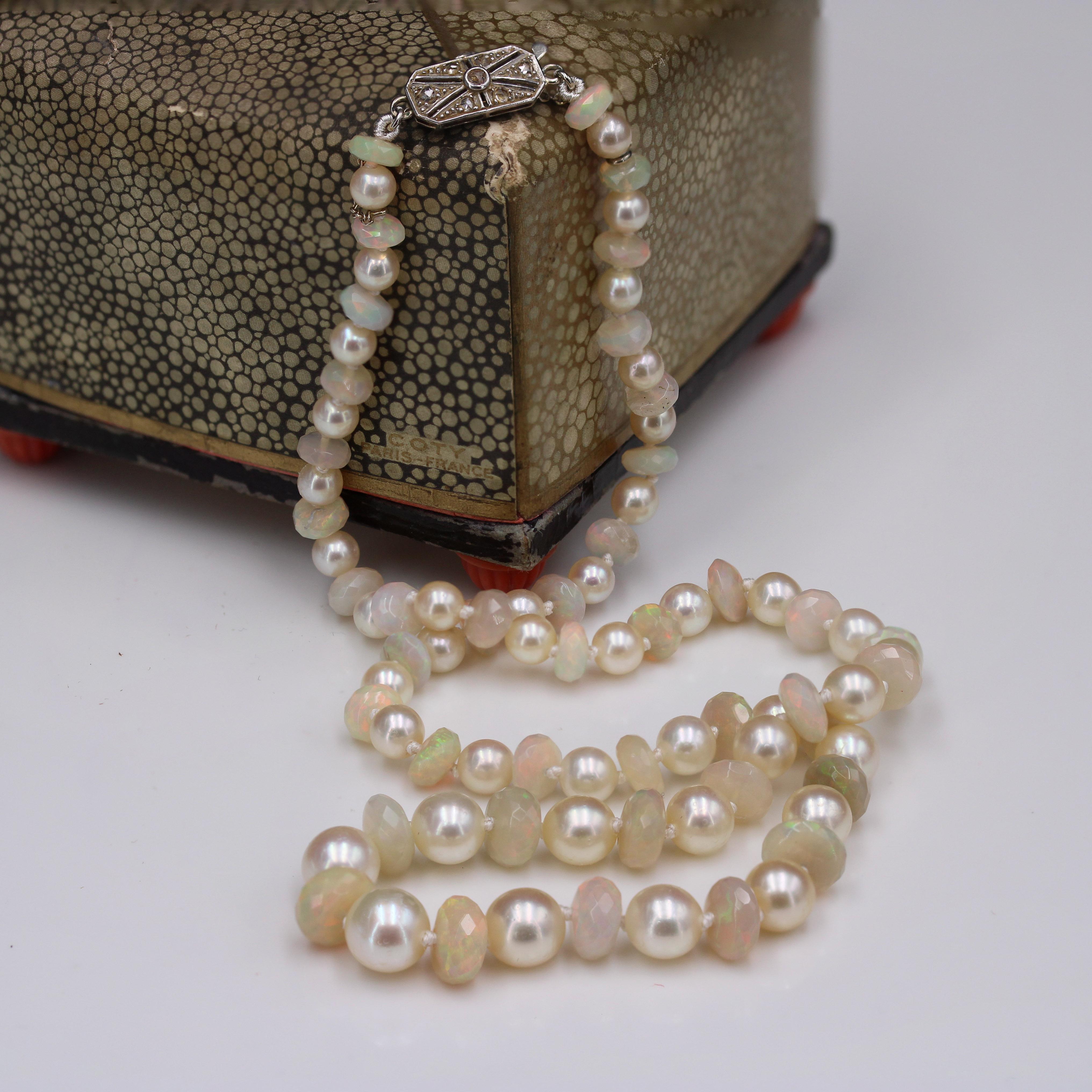 Moderne Collier à fermoir moderne en or blanc 18 carats avec perles de culture et opales en vente