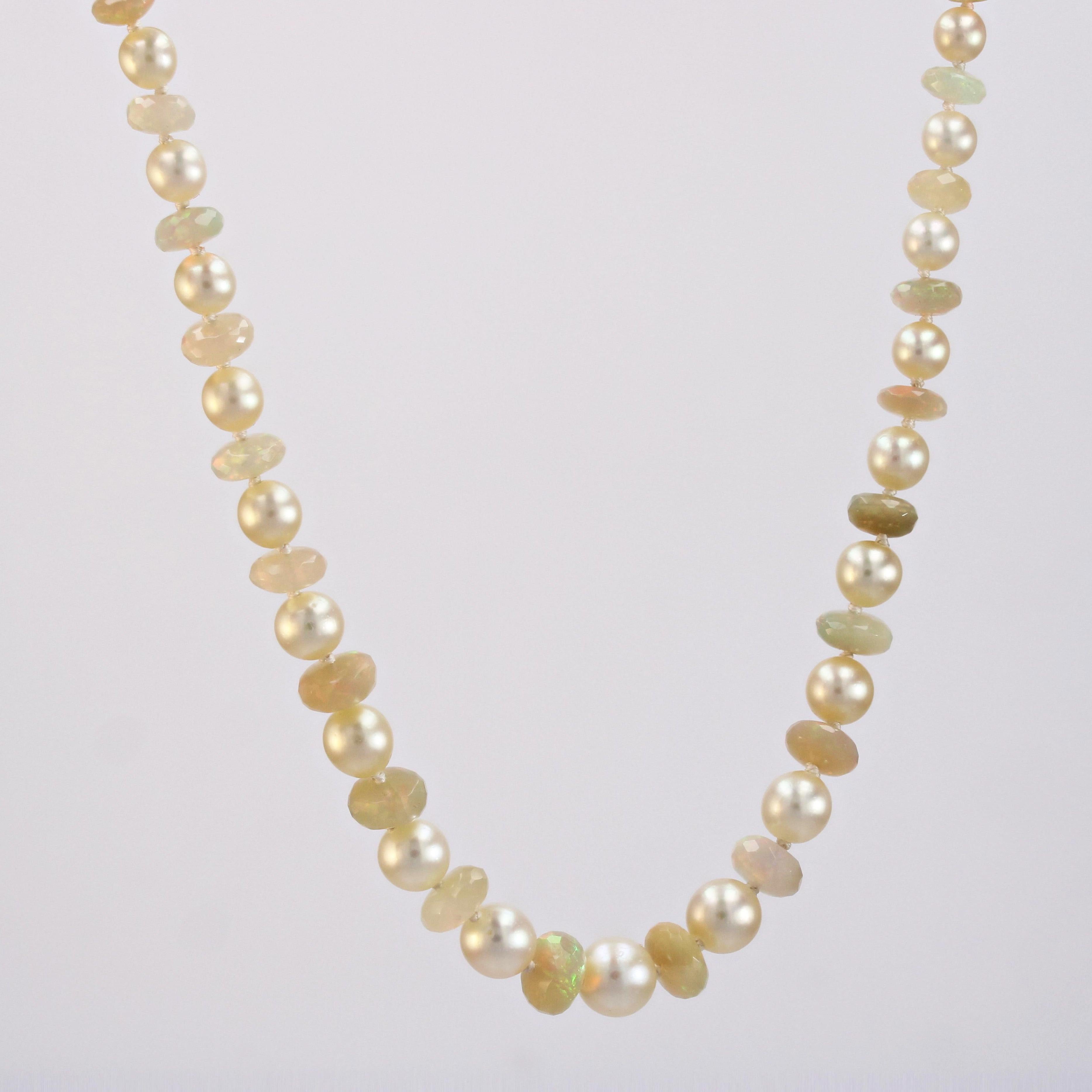 Moderne Halskette mit Verschluss aus 18 Karat Weißgold mit Zuchtperlen und Opalen Damen im Angebot