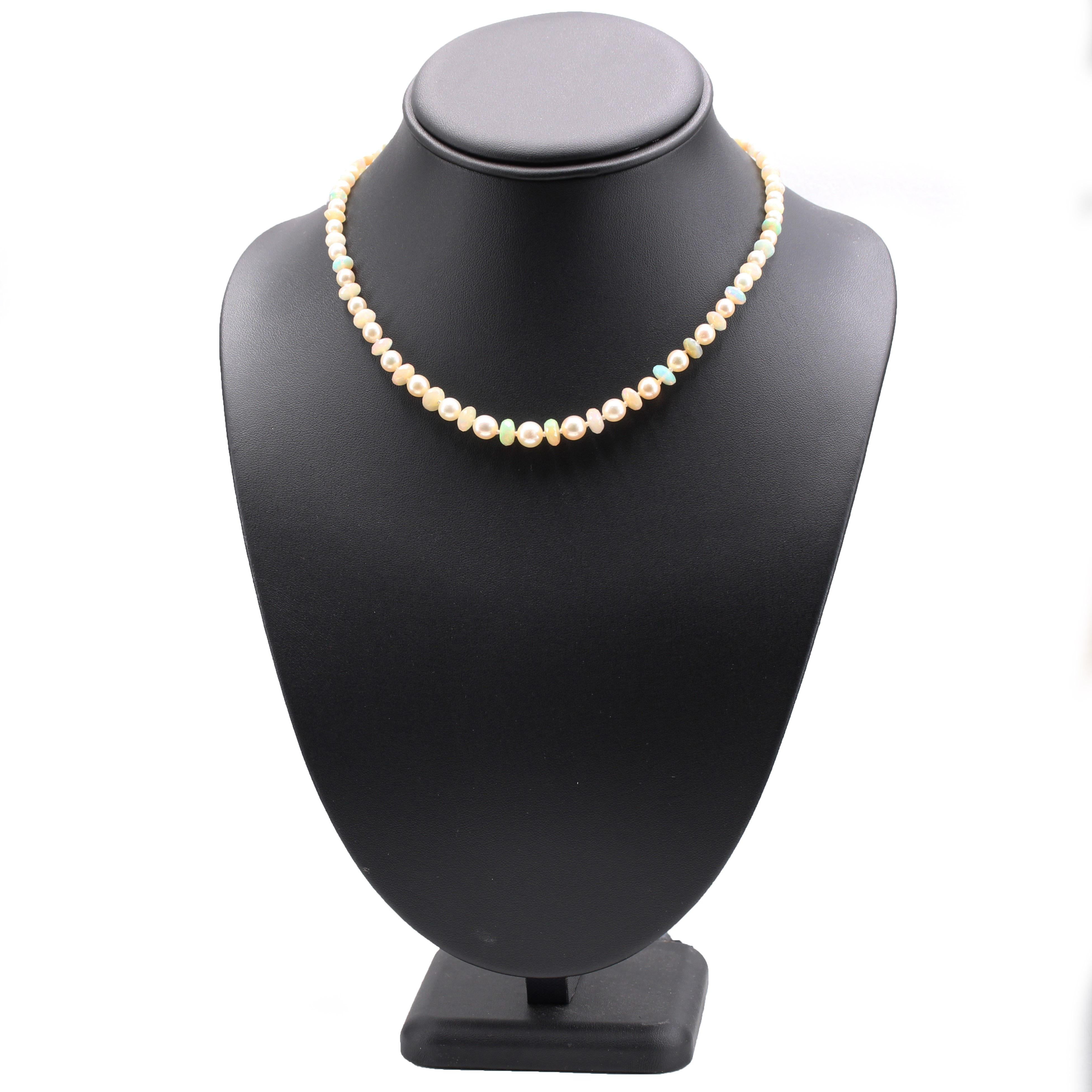 Collier à fermoir moderne en or blanc 18 carats avec perles de culture et opales en vente 1