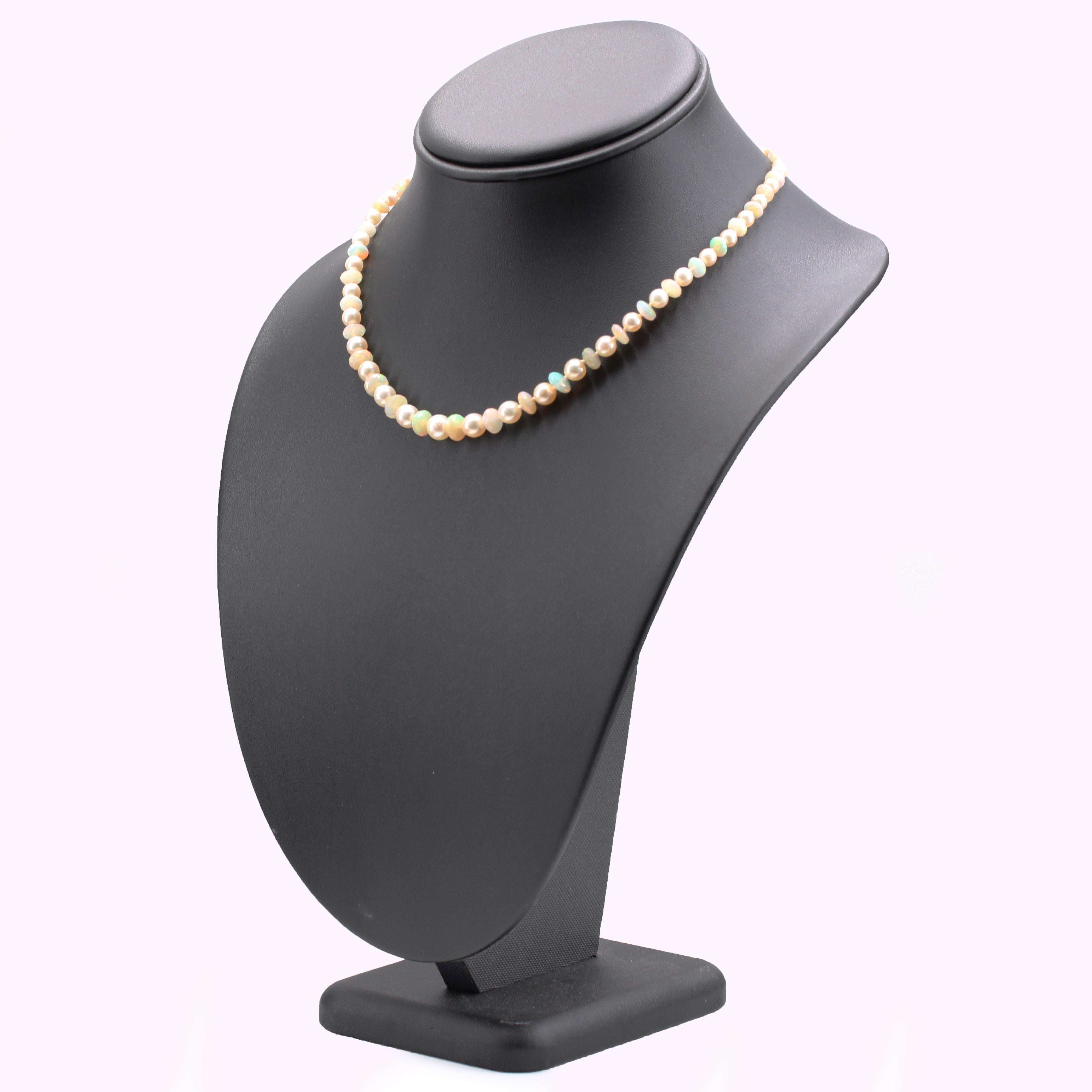 Collier à fermoir moderne en or blanc 18 carats avec perles de culture et opales en vente 2