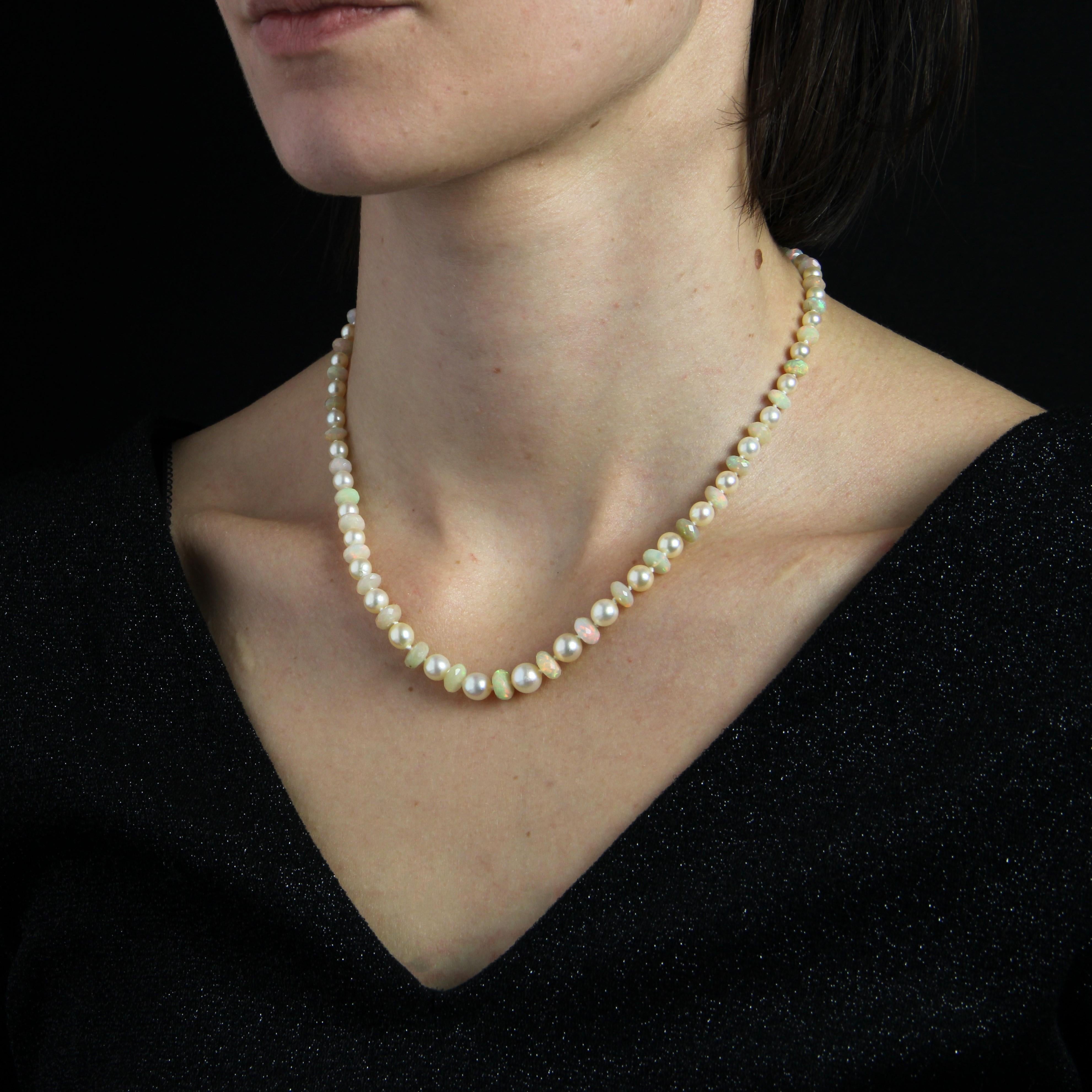 Collier à fermoir moderne en or blanc 18 carats avec perles de culture et opales en vente 3