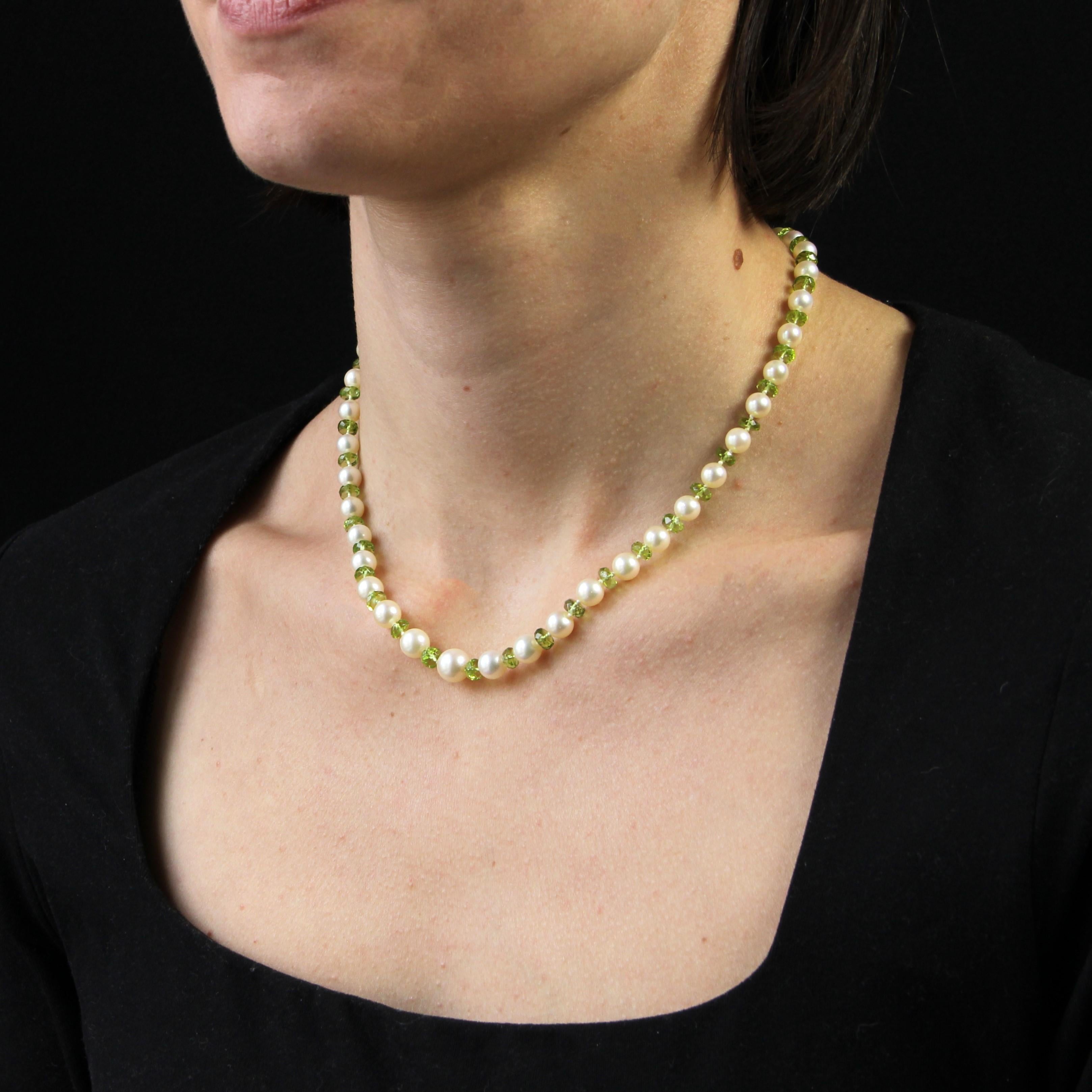 Collier à fermoir moderne en or jaune 18 carats avec perles de culture et péridots en vente 4