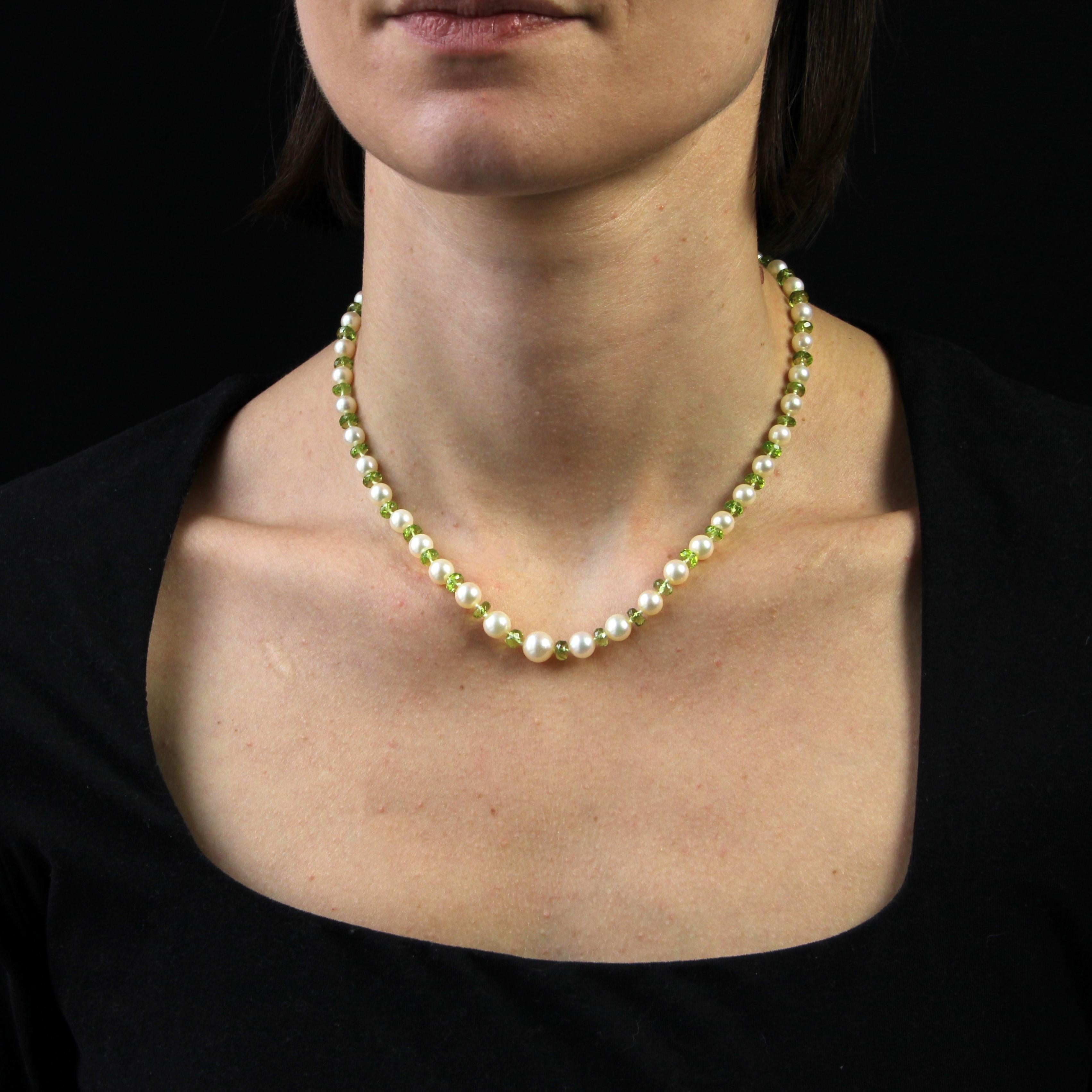 Baume Creation.
Necklace featuring a drop of round pearly white cultured pearls alternating with faceted peridot beads. The clasp is a ratchet with 8 safety catches decorated with gadroons. It is made of 18k yellow gold.
Length : 42 cm
