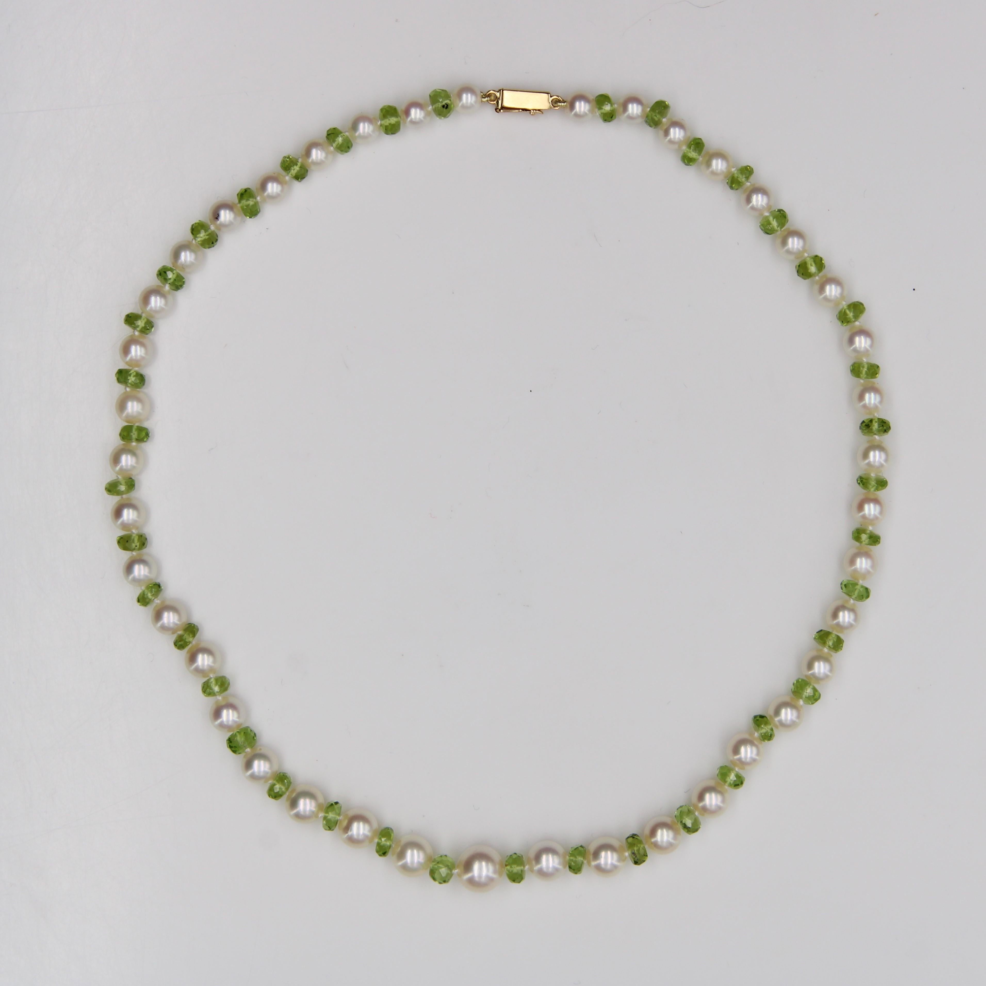 Modern Cultured Pearls Peridots 18 Karat Yellow Gold Clasp Necklace In New Condition For Sale In Poitiers, FR