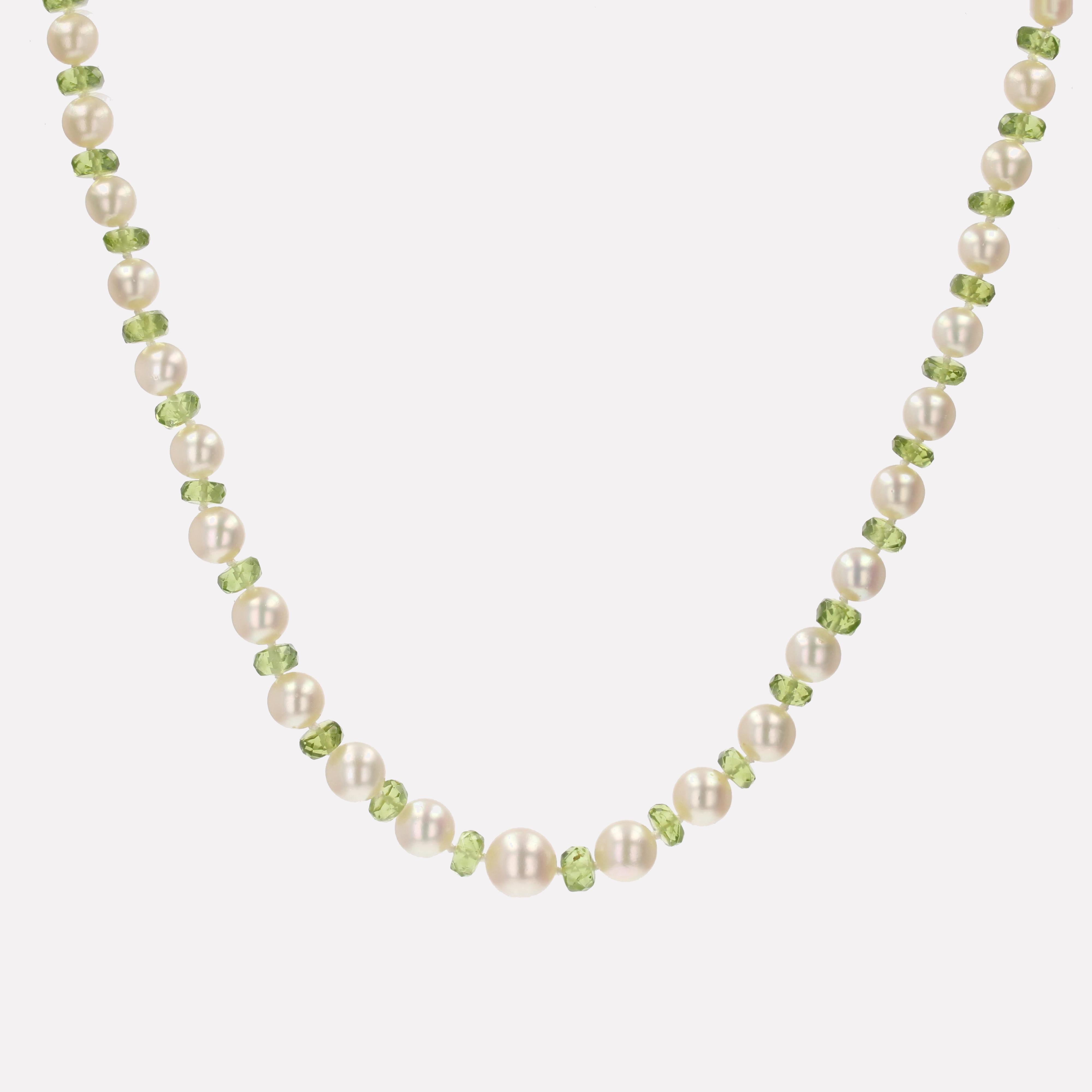 Modern Cultured Pearls Peridots 18 Karat Yellow Gold Clasp Necklace For Sale 1