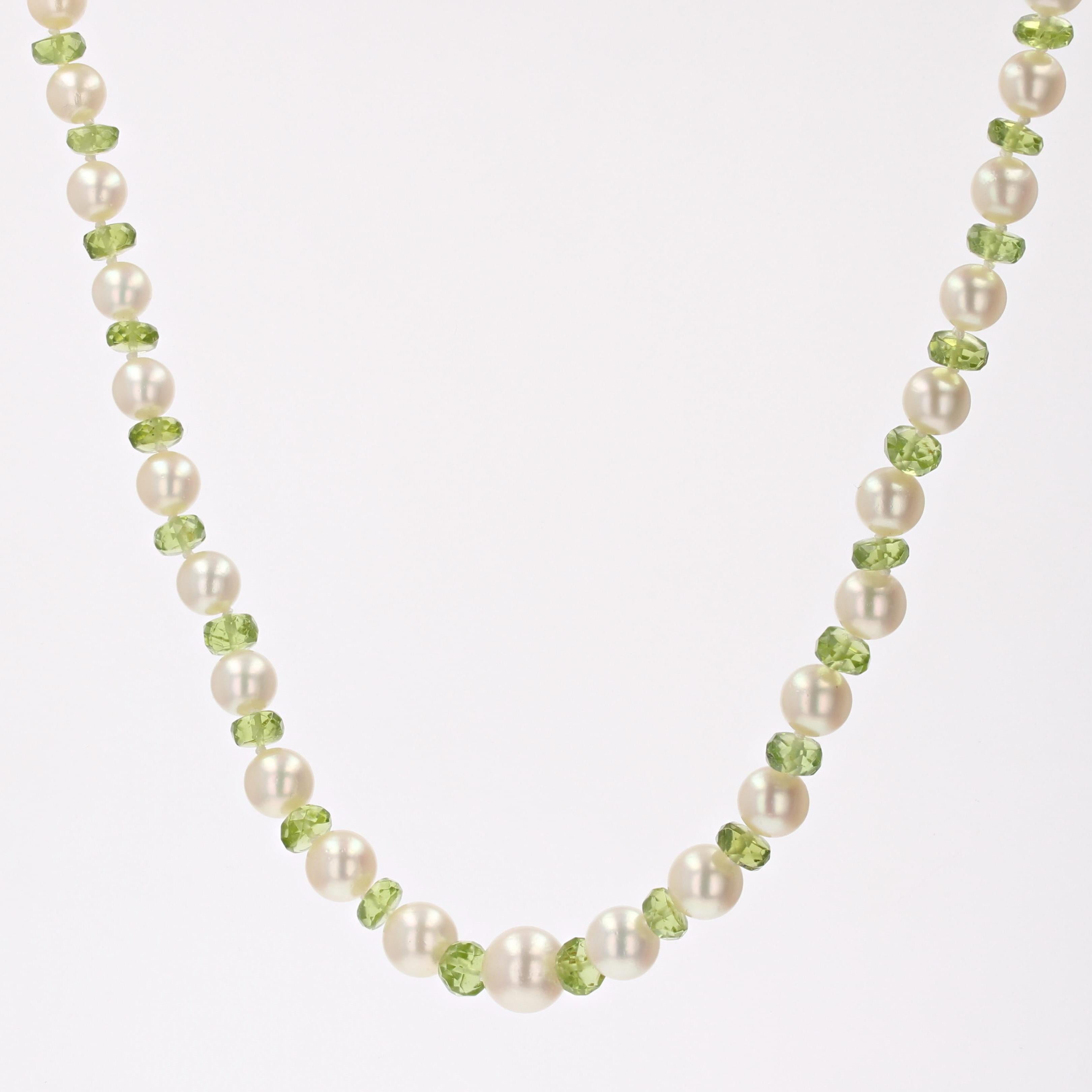 Modern Cultured Pearls Peridots 18 Karat Yellow Gold Clasp Necklace For Sale 2