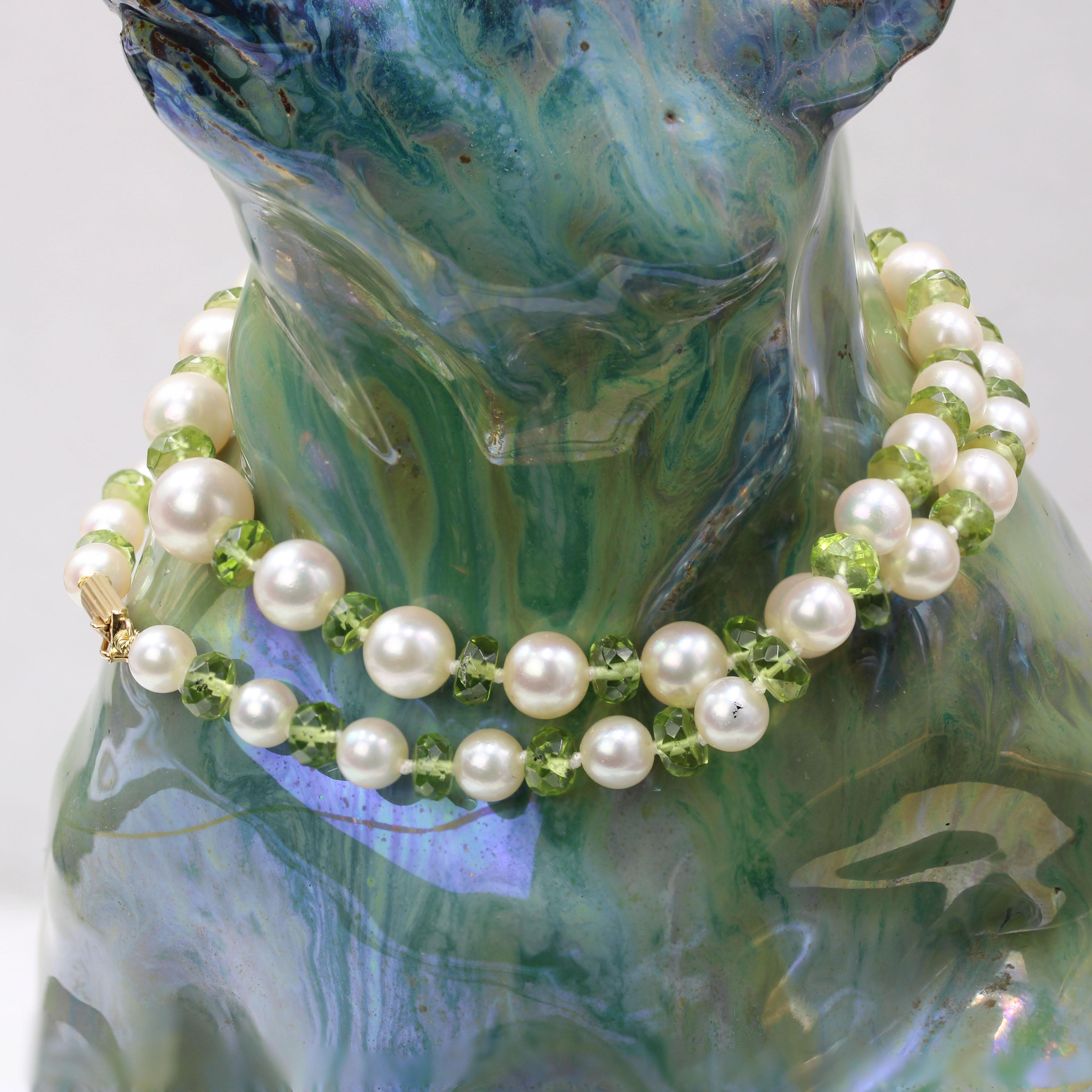Modern Cultured Pearls Peridots 18 Karat Yellow Gold Clasp Necklace For Sale 3