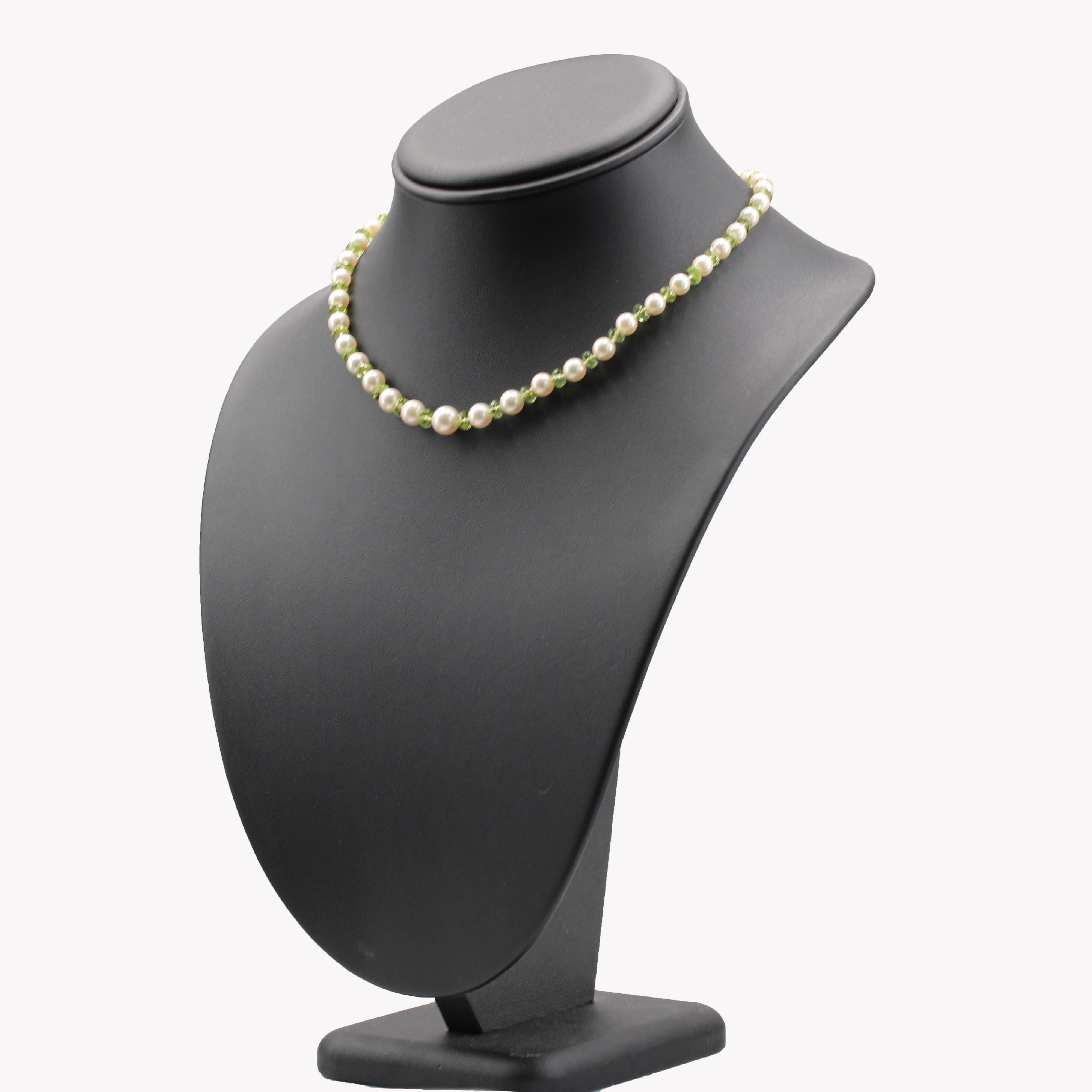 Collier à fermoir moderne en or jaune 18 carats avec perles de culture et péridots en vente 3