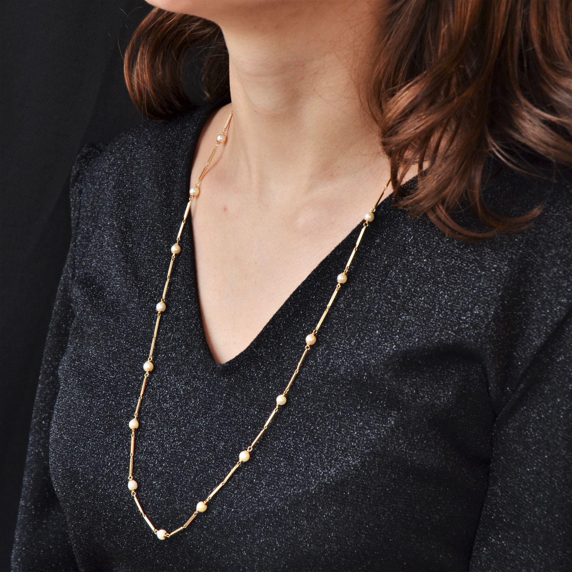 Necklace in 18 karat yellow gold, weevil hallmark.
Charming gold necklace, it consists of a stick mesh, separated every two patterns by a cultured pearl.
Diameter of the pearls : 5/5,5 mm.
Length : 71.5 cm approximately, thickness : 1.1 mm.
Total