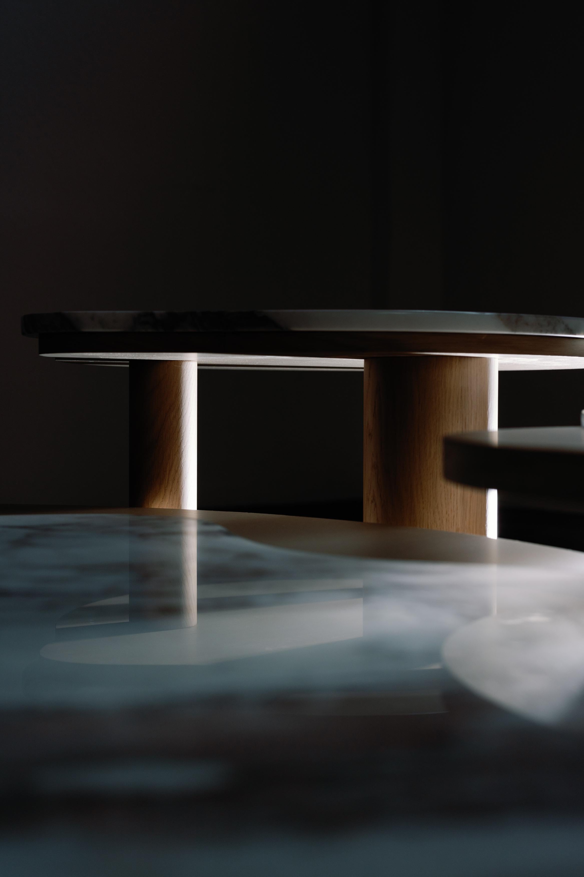 Tables basses gigognes courbes en marbre et chêne fabriquées à la main au Portugal par Greenapple en vente 3