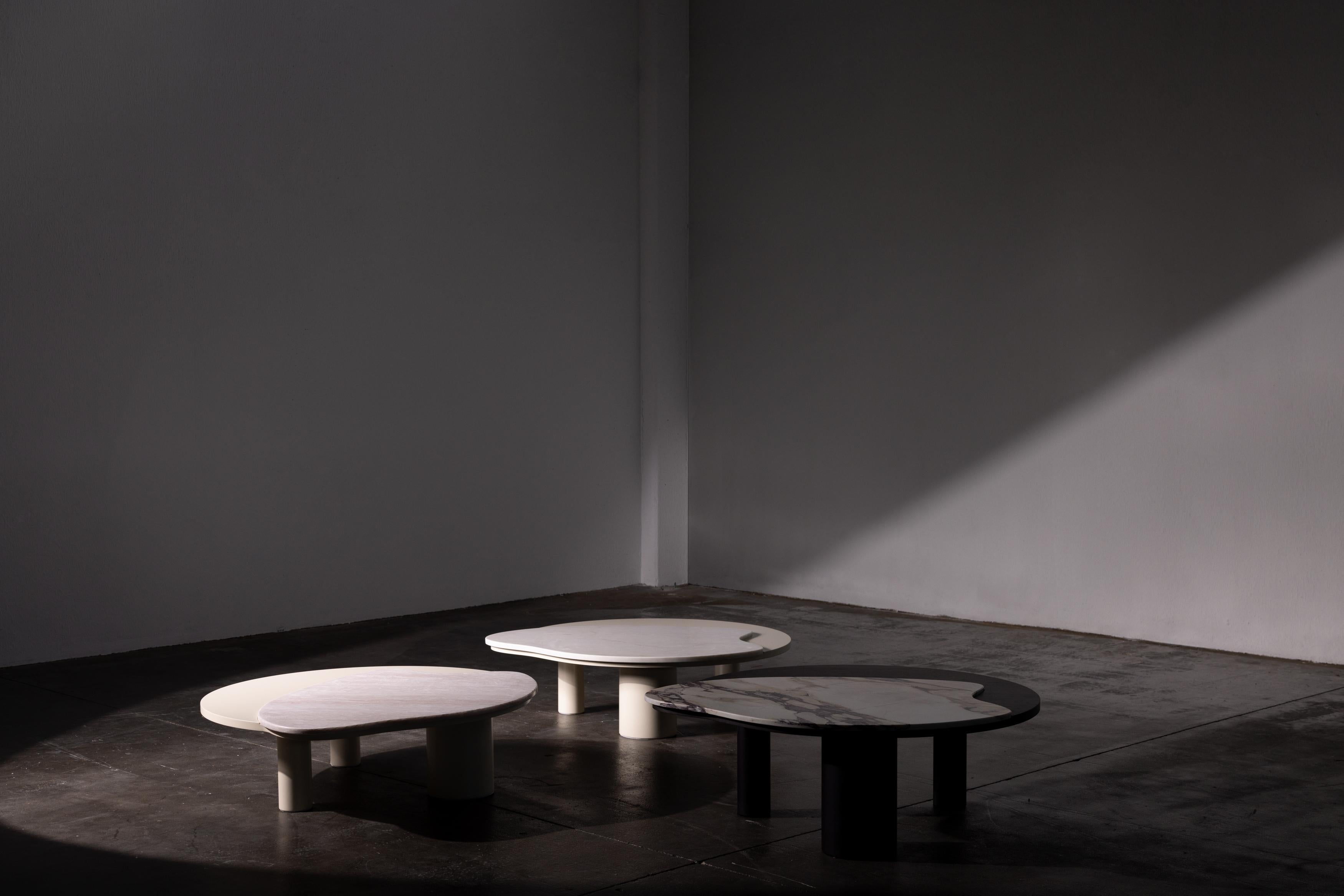 italien Tables basses gigognes courbes en marbre et chêne fabriquées à la main au Portugal par Greenapple en vente