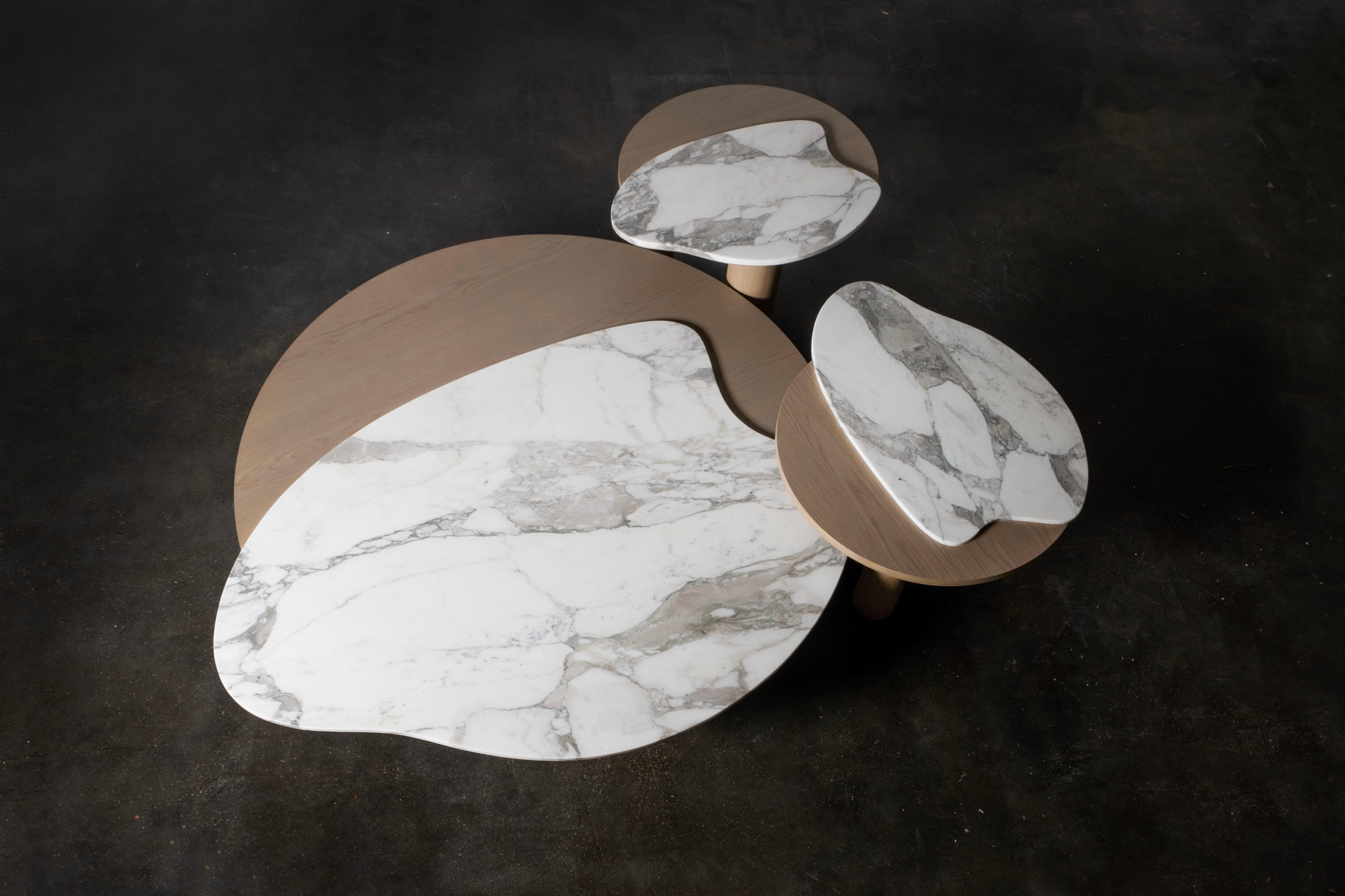 Marbre Tables basses gigognes courbes en marbre et chêne fabriquées à la main au Portugal par Greenapple en vente
