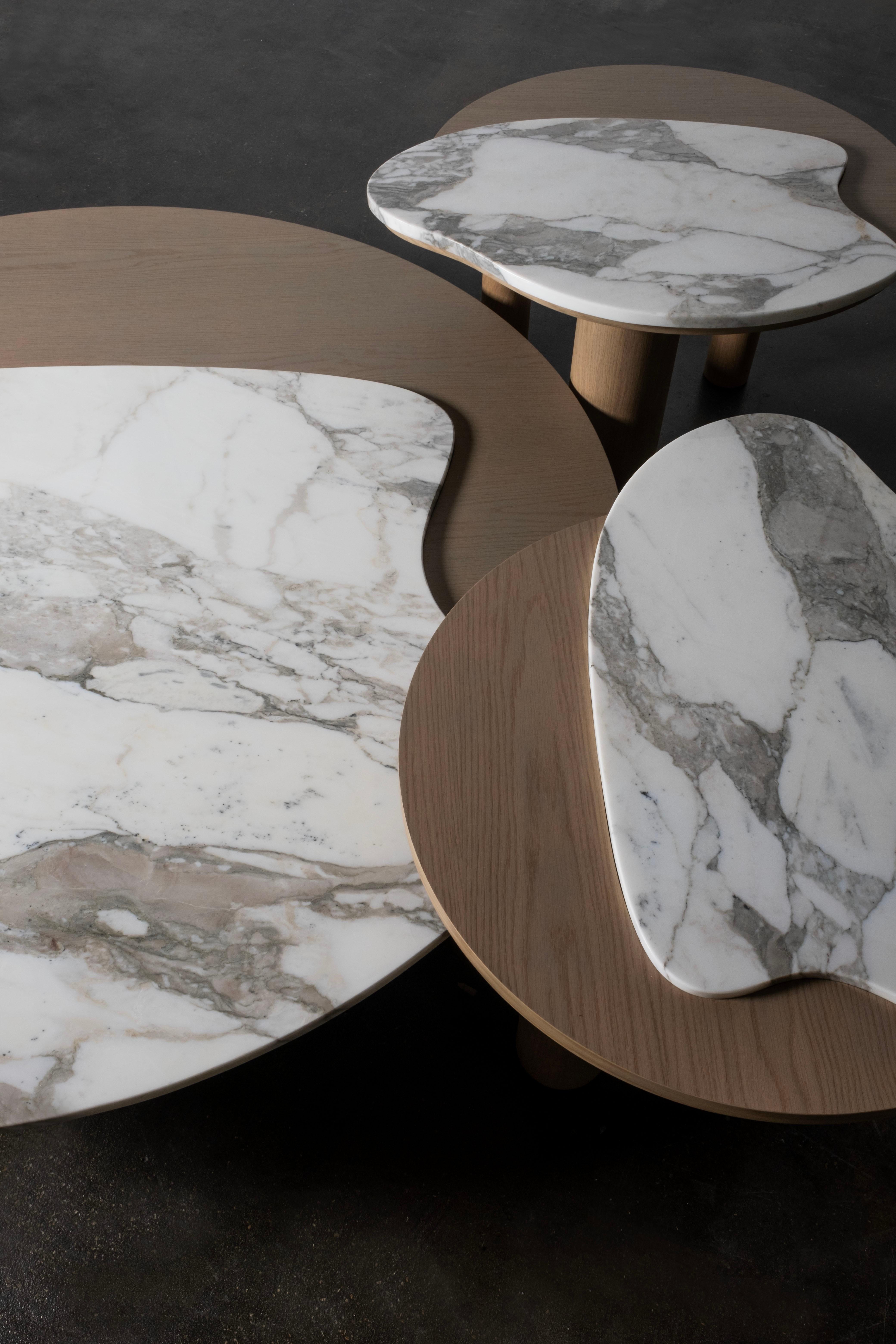Tables basses gigognes courbes en marbre et chêne fabriquées à la main au Portugal par Greenapple en vente 1