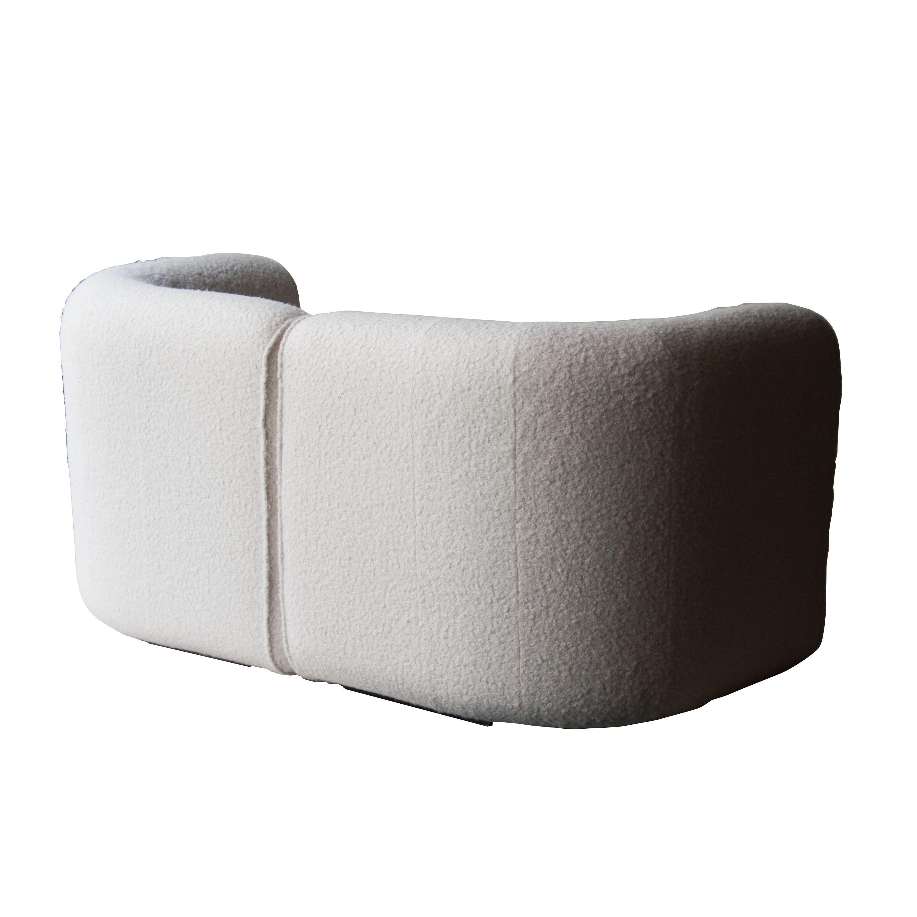 Modern Curve White Boucle Wool Canvas Swedish Couple of Sofas, Sweden, 1970 In Good Condition In Madrid, ES