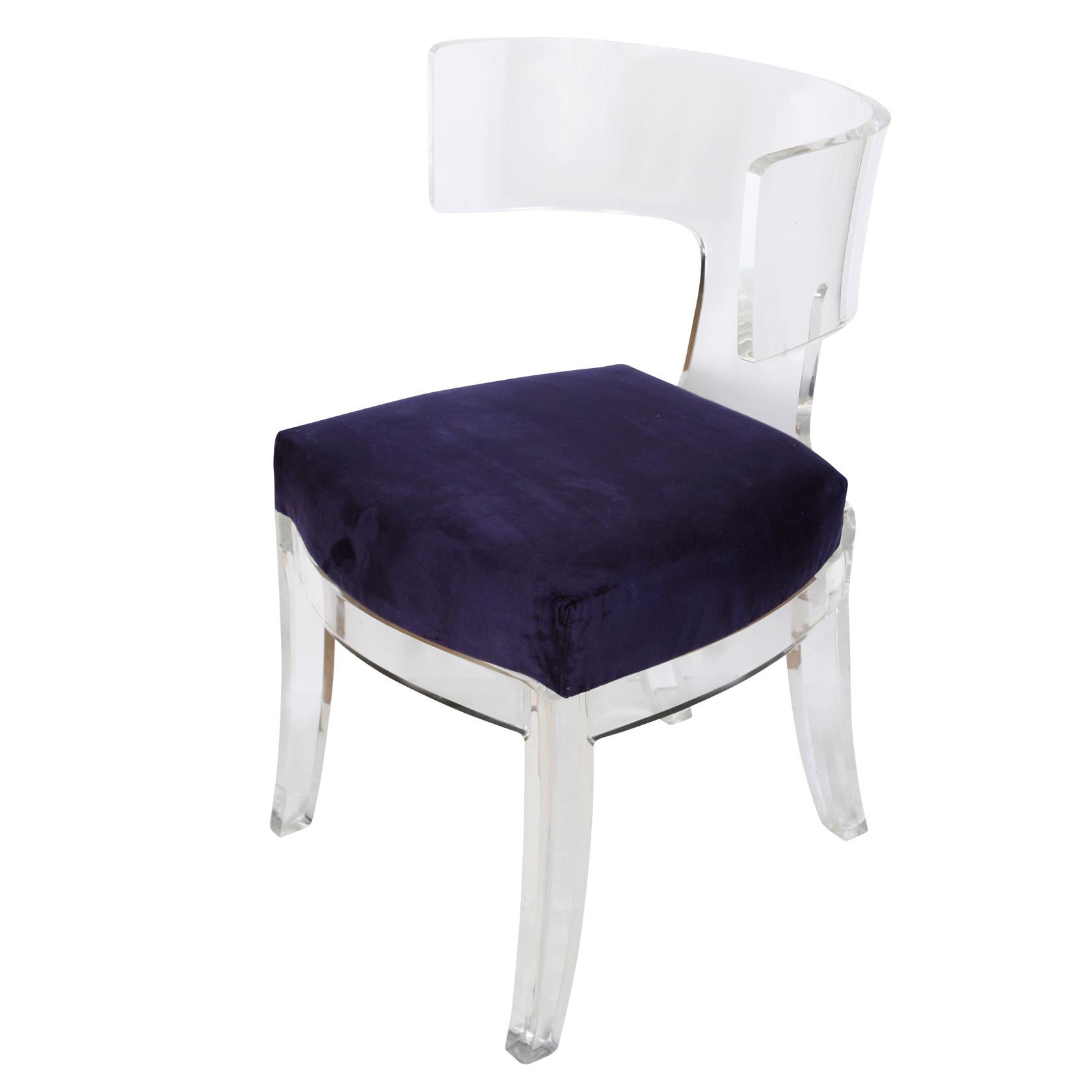 20ième siècle Chaise de designer moderne à dossier incurvé en Lucite avec assise en daim en vente