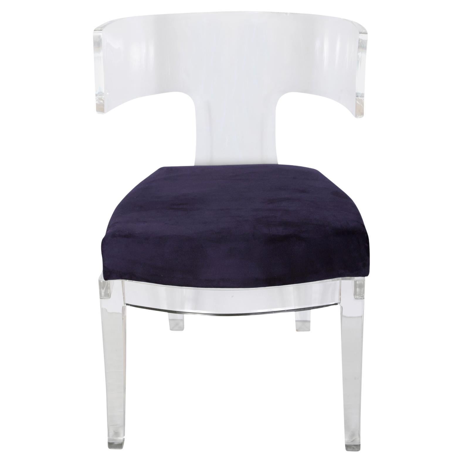 Chaise de designer moderne à dossier incurvé en Lucite avec assise en daim en vente
