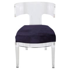 Sedia moderna di design con schienale curvo in lucite e sedile in pelle scamosciata