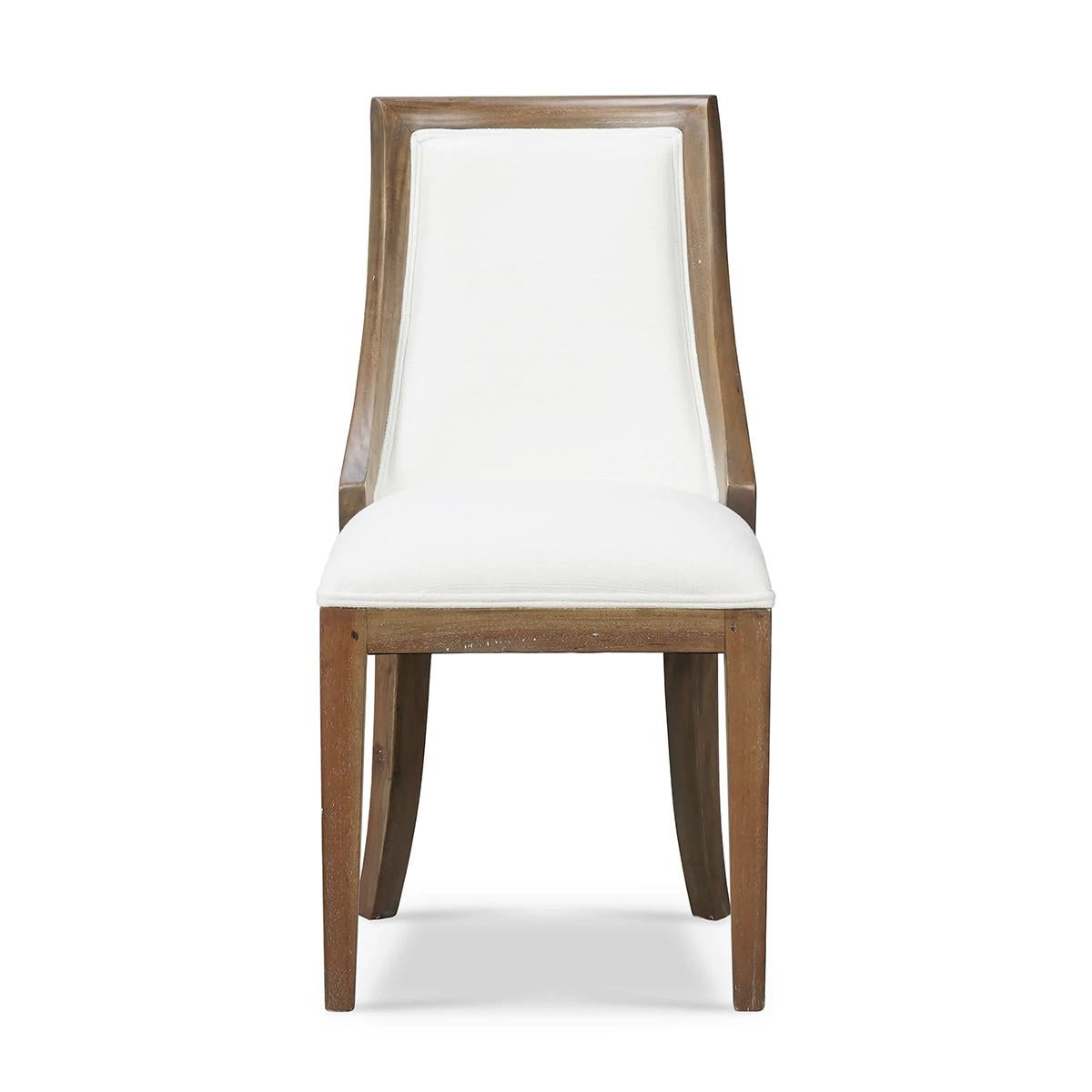 Mit seinem massiven Mahagoni-Rahmen in der Farbe Straw Wash strahlt dieser Stuhl rustikale Eleganz aus. Die sanft geschwungene Rückenlehne bietet hervorragenden Halt, während die Polsterung aus Arctic White Performance Fabric Langlebigkeit und