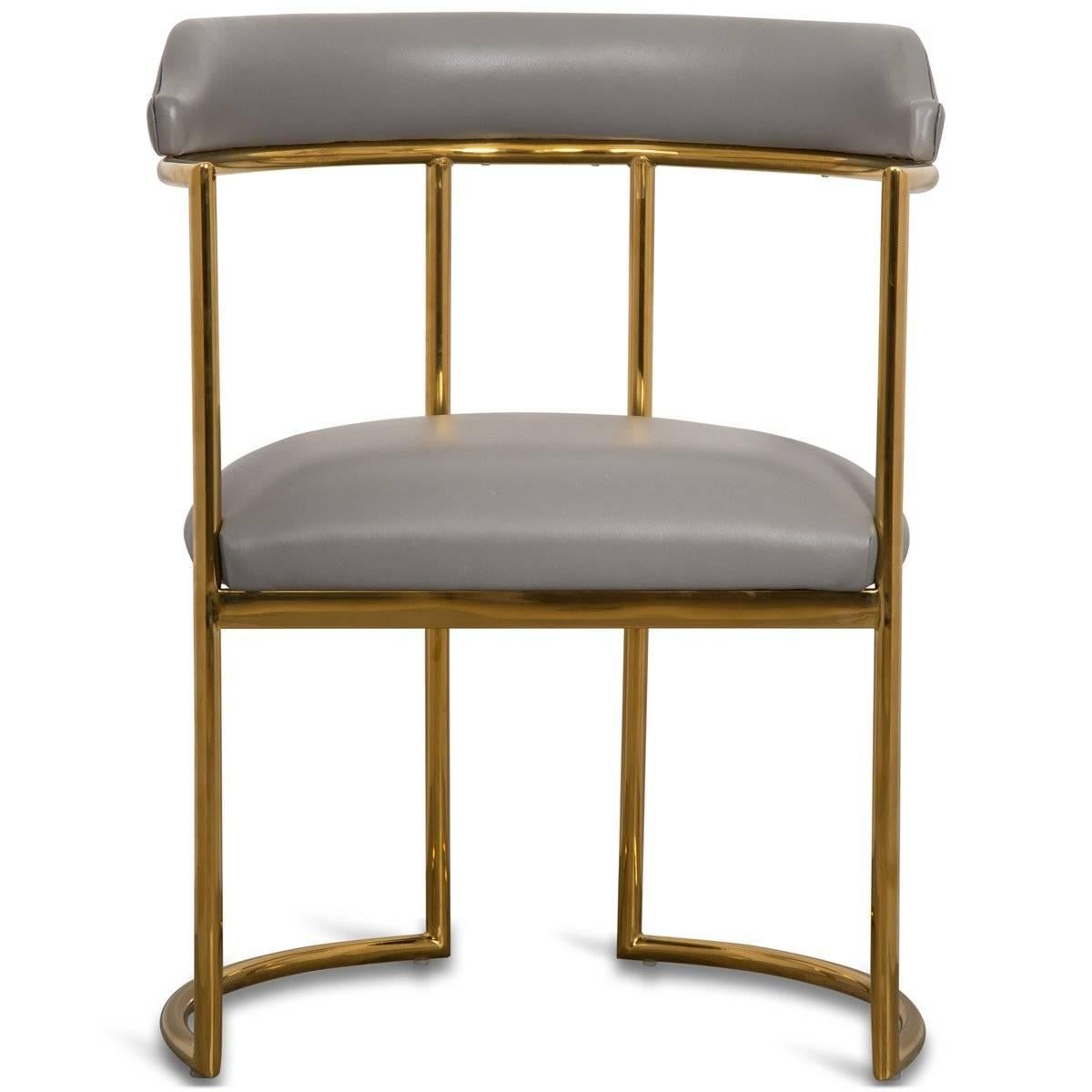 Voici la chaise Acapulco 2, la toute nouvelle version de la populaire chaise Acapulco. En tant qu'accent parfait pour votre salle à manger moderne, l'Acapulco 2 est tapissé dans votre choix de cuir coloré avec des pieds en laiton magnifiquement