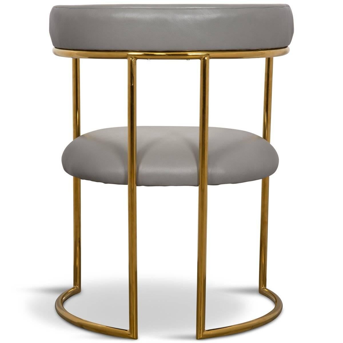 Chinois Chaise de salle à manger moderne incurvée en cuir gris avec cadre en laiton Acapulco 2 en vente