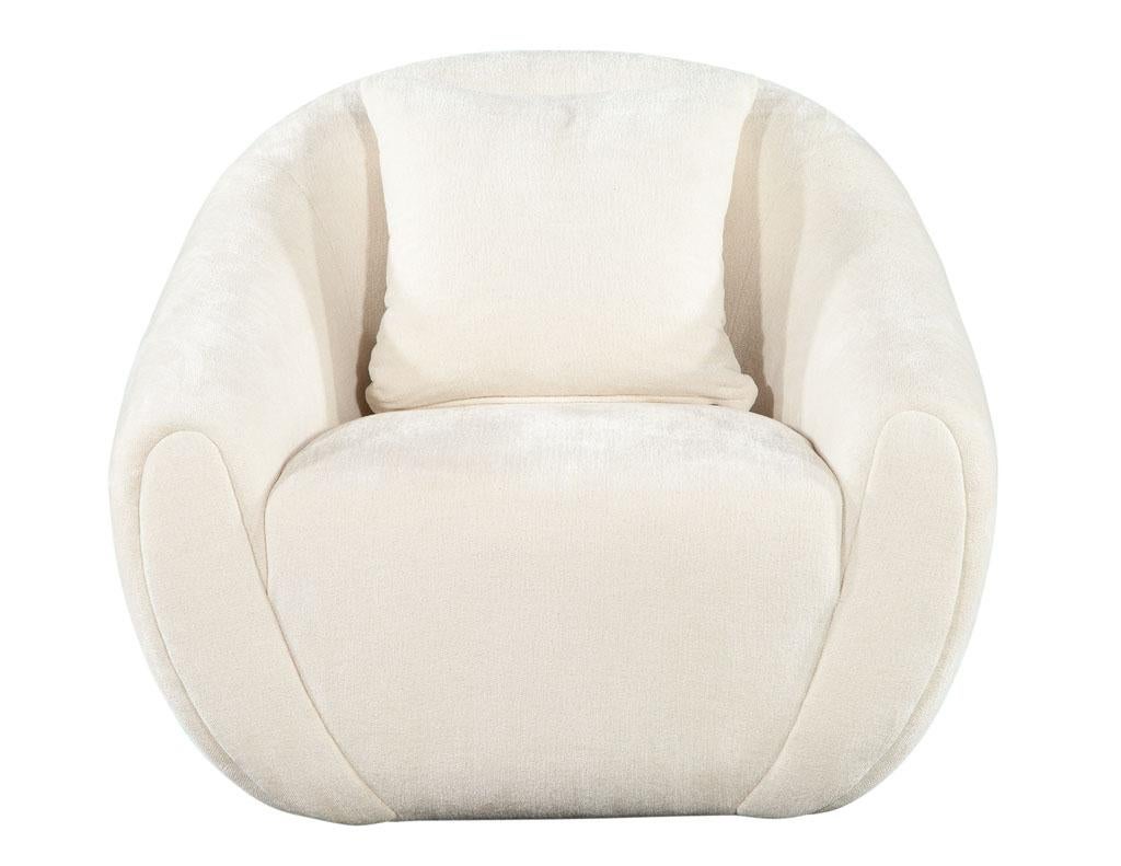 Modern Curved Linen Swivel Chair by Ellen Degeneres Wicma Chair In Excellent Condition For Sale In North York, ON