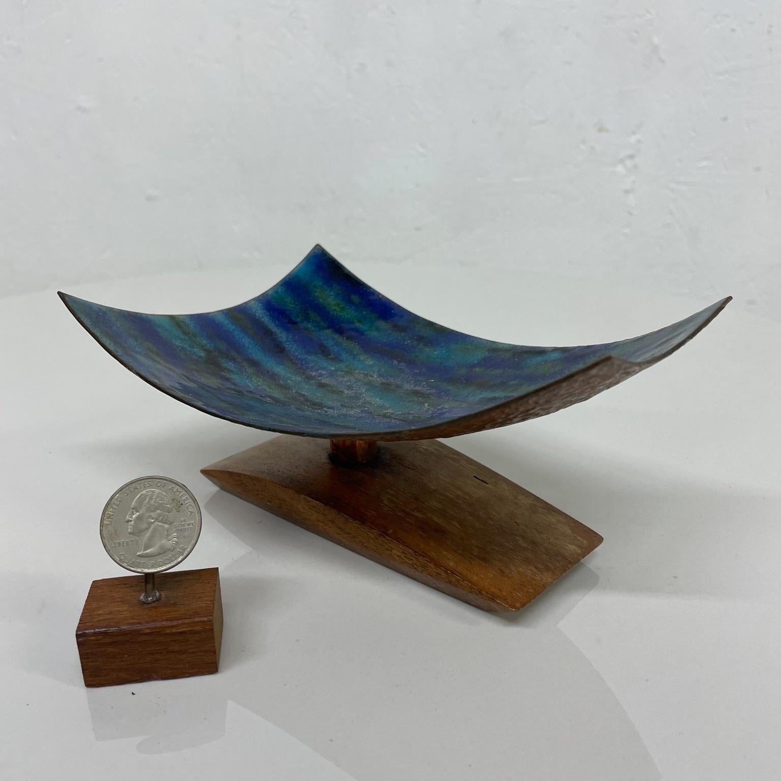 Sculpture
Decorative Sculpture blue with modern curved lines. Mounted on Koa Wood.
7 long x 4.63w x 2.88
It can be used a dish or splendid as stand-alone sculpture.
No signature. 
Preowned original vintage condition.
See images please.

