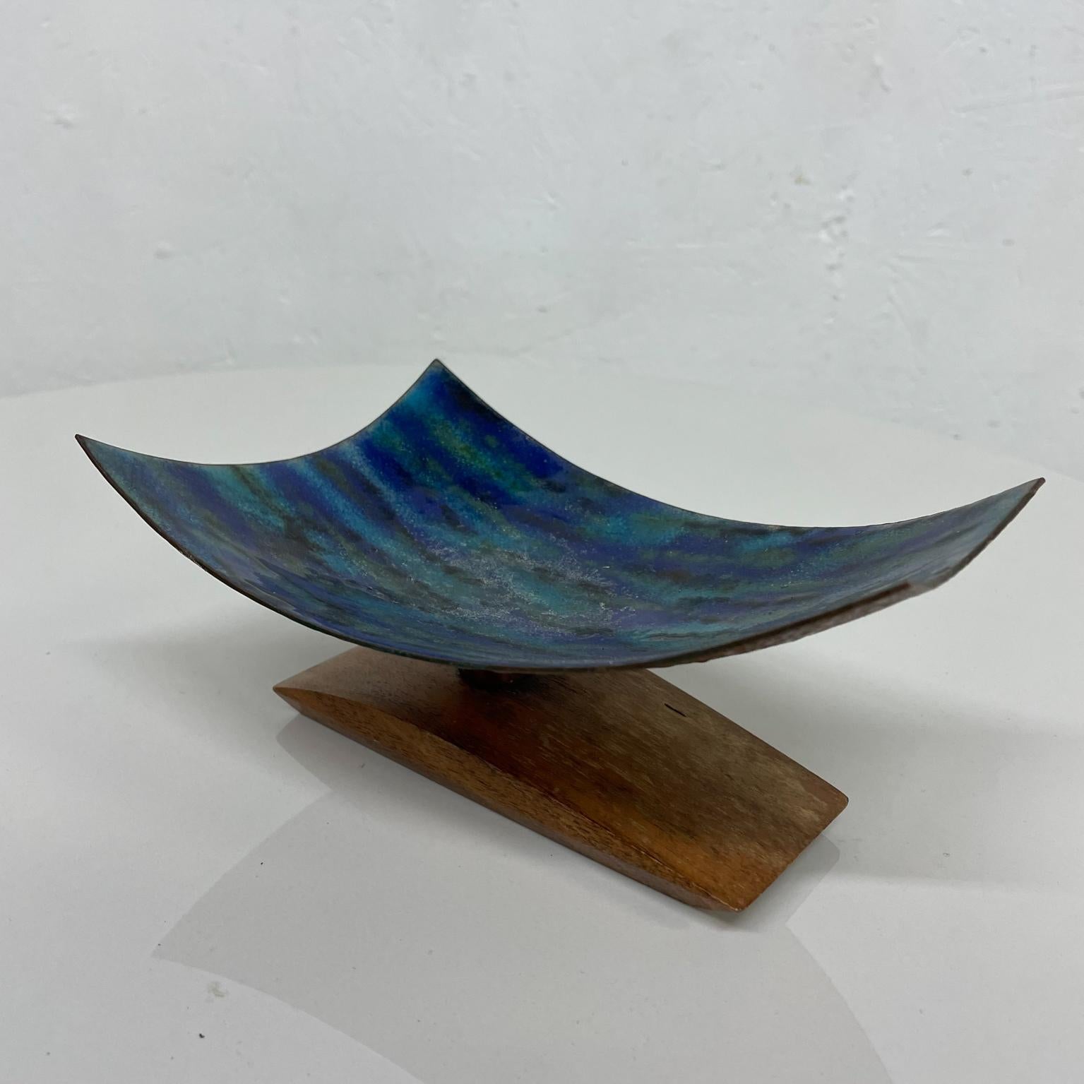 North American 1980s Modern Curved Lines Blue Enamel Sculpture Koa Wood Base  For Sale