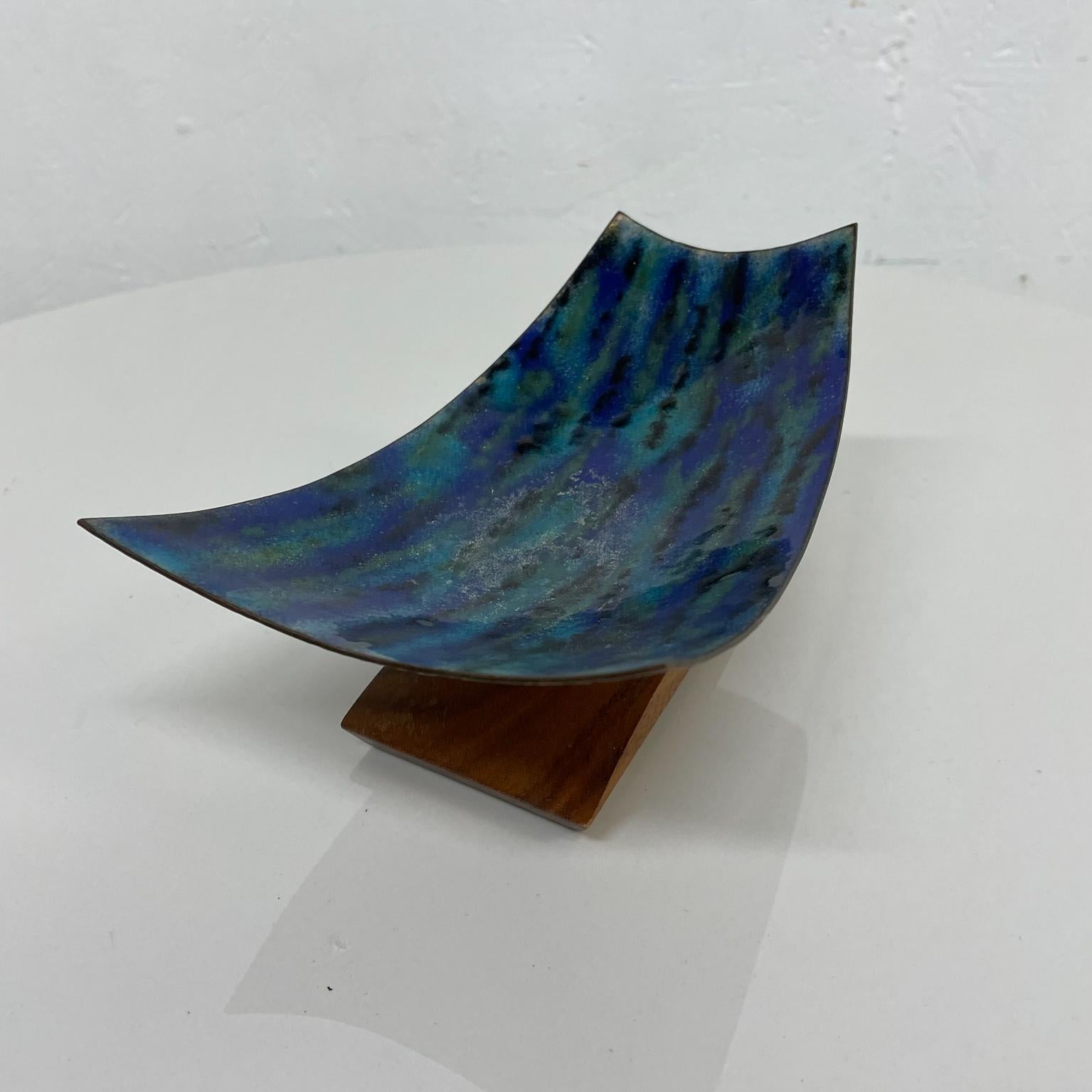 Late 20th Century 1980s Modern Curved Lines Blue Enamel Sculpture Koa Wood Base  For Sale