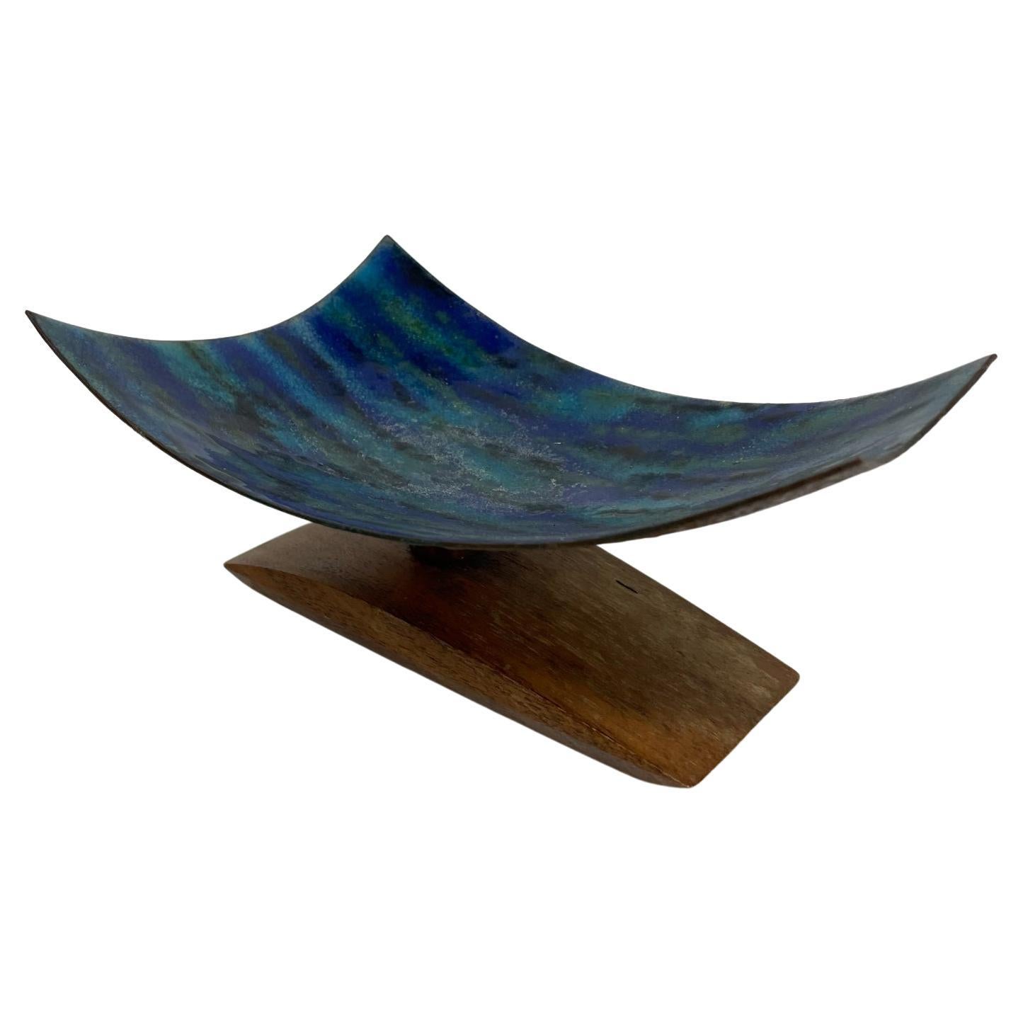 Sculpture moderne des années 1980, lignes courbes, émail bleu, base en bois de Koa  en vente
