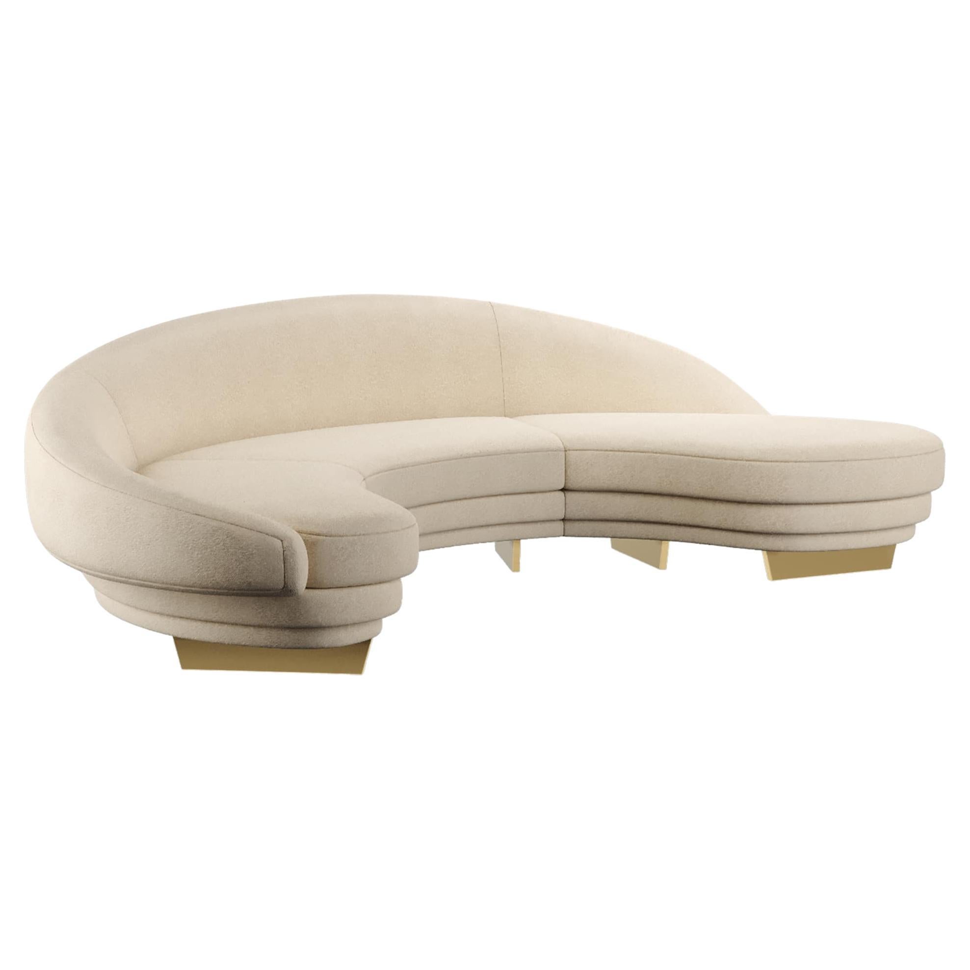Canapé moderne incurvé en velours beige avec détails en bois et or