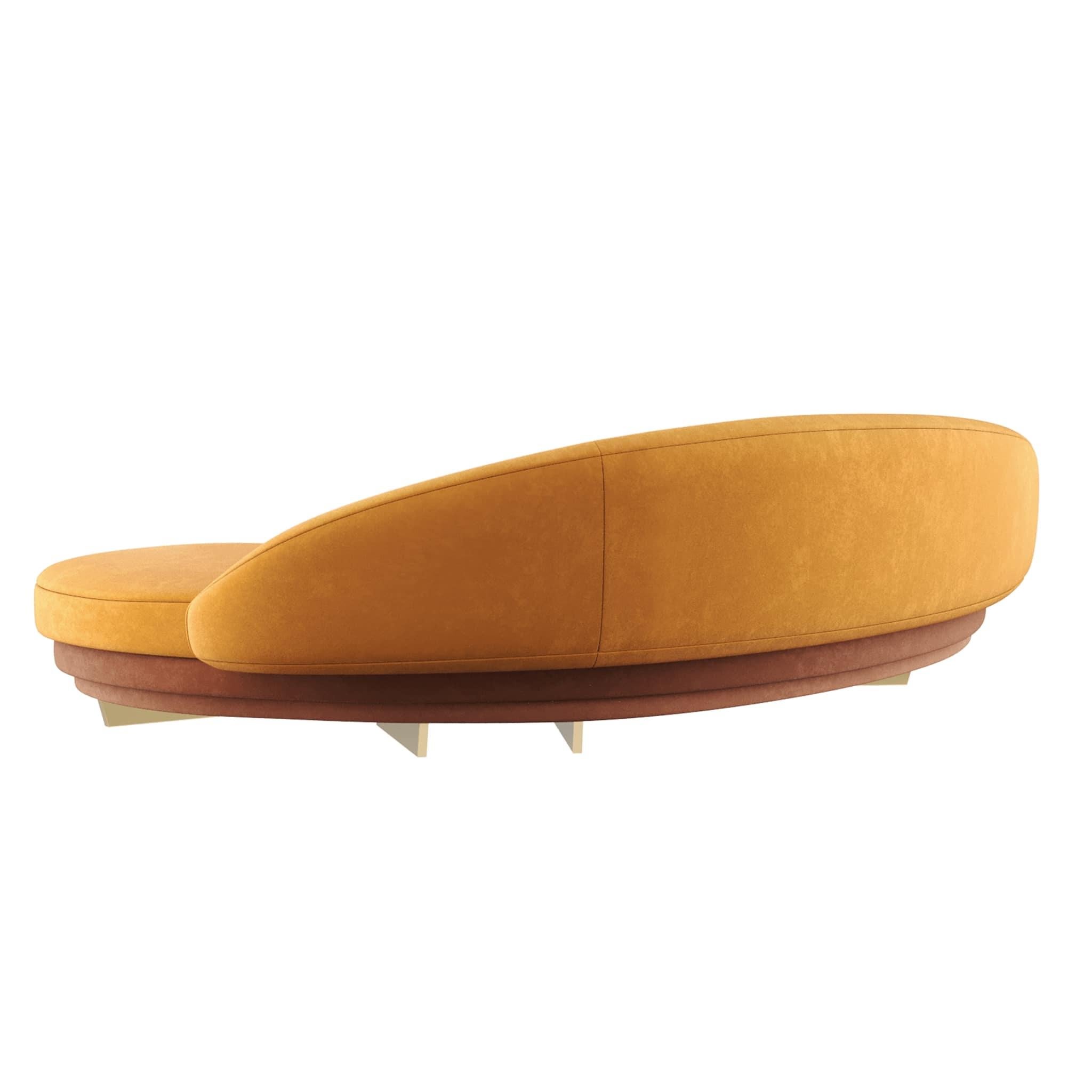 Modernes geschwungenes Serpentinen-Sofa aus orangefarbenem Samt mit Gold- und Holzdetails (Moderne der Mitte des Jahrhunderts) im Angebot