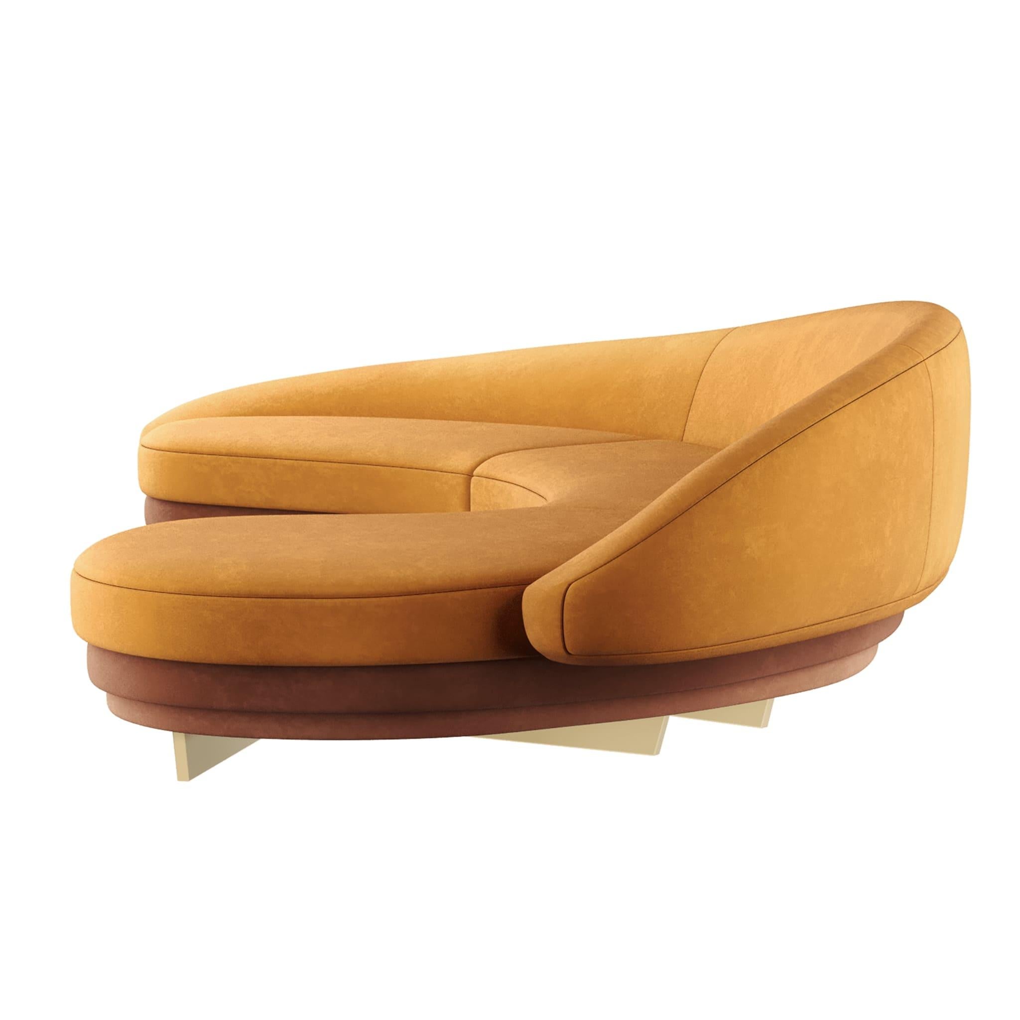 Poli Canapé moderne incurvé en velours orange avec détails en bois et or en vente