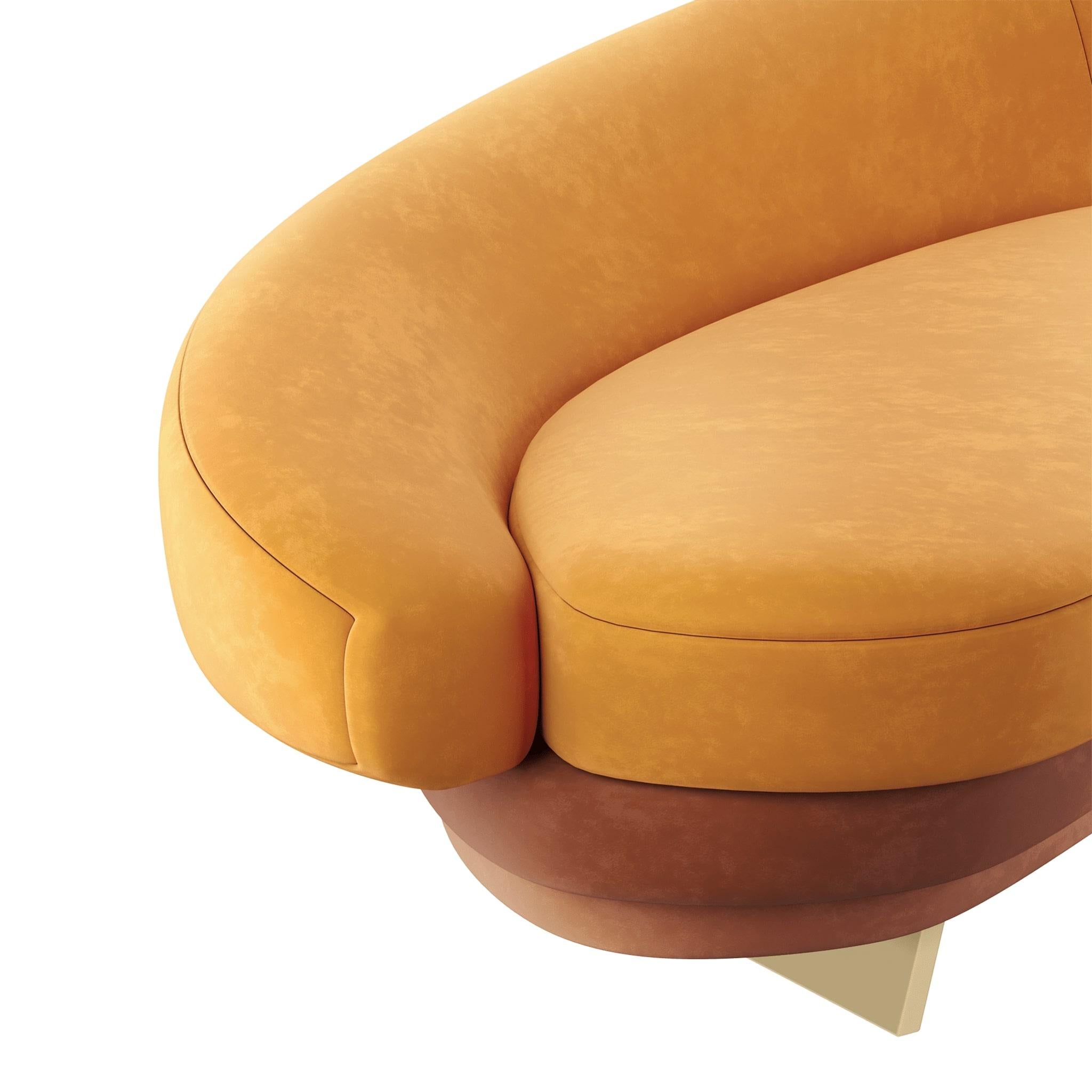 Modernes geschwungenes Serpentinen-Sofa aus orangefarbenem Samt mit Gold- und Holzdetails (Poliert) im Angebot