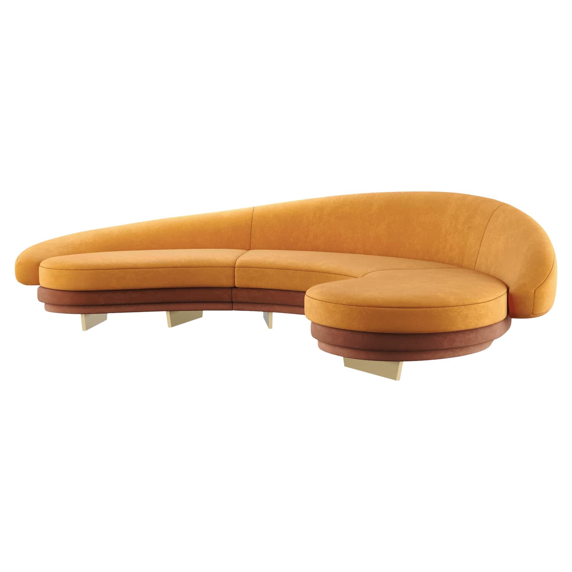 Modernes geschwungenes Serpentinen-Sofa aus orangefarbenem Samt mit Gold- und Holzdetails