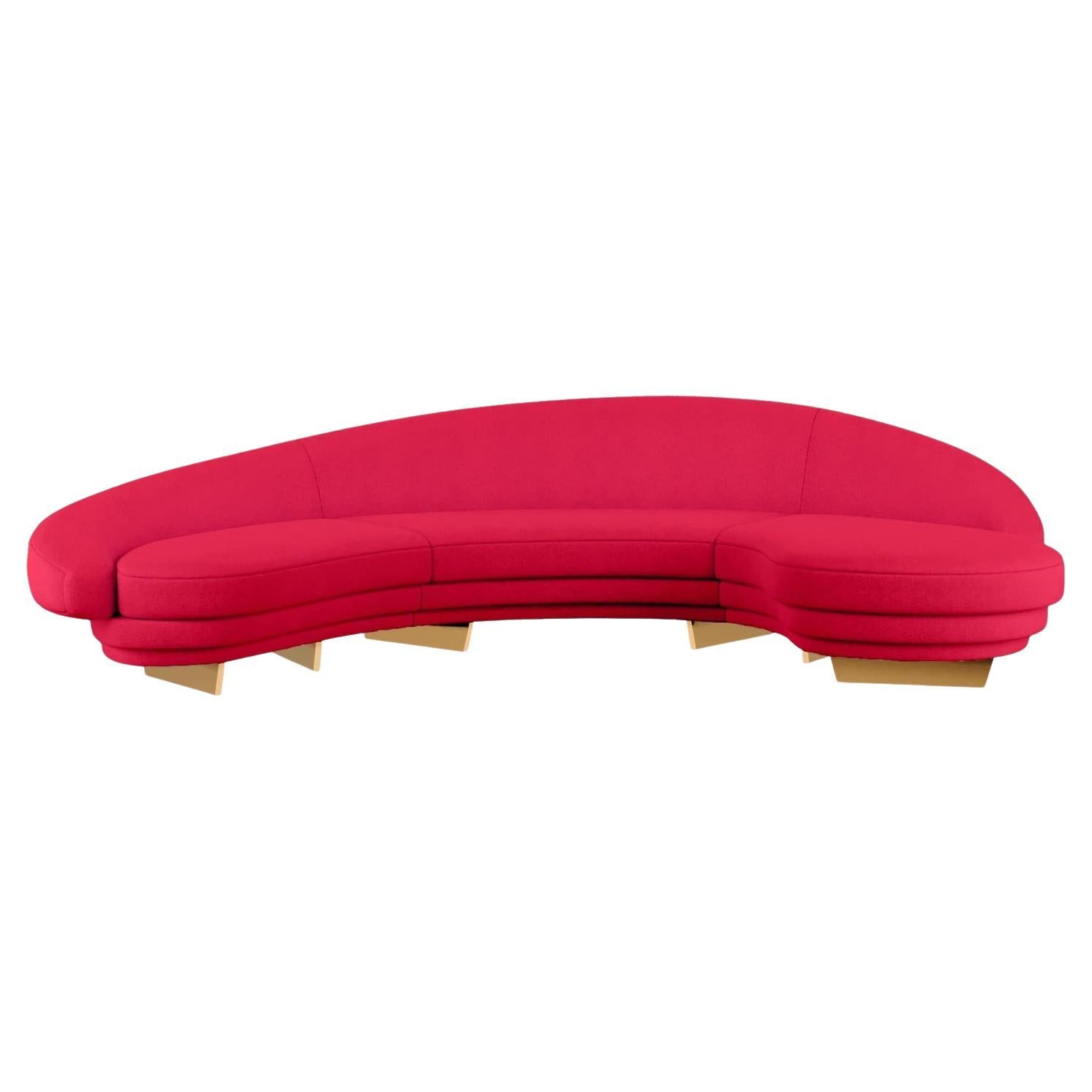 Modernes geschwungenes Serpentinen-Sofa aus Viva Magenta-Samt mit Gold- und Holzdetails im Angebot