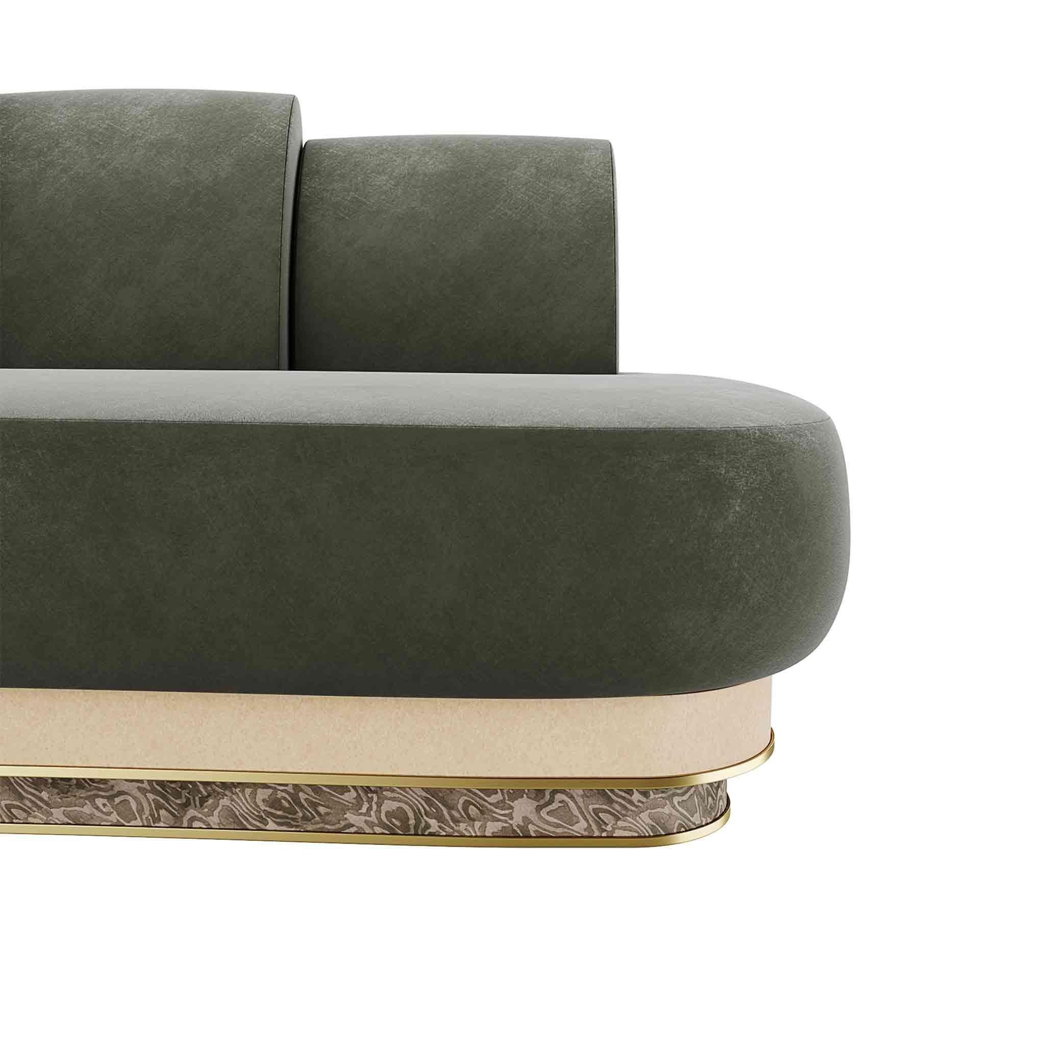 Kara Sofa ist ein Sofa im Art-Deco-Stil. Die Inspirationen des Art déco spiegeln sich in den Formen wider und lassen einen eklektischen, luxuriösen Stil erkennen. Dieses moderne Designsofa verspricht, der absolute Protagonist eines