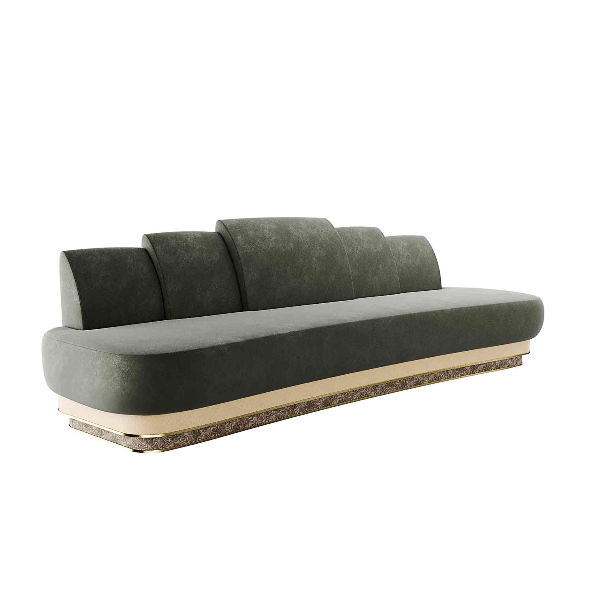 Modernes Sofa in geschwungener Form mit Samtpolsterung, Holzsockel und poliertem Messingdetails (Art déco) im Angebot