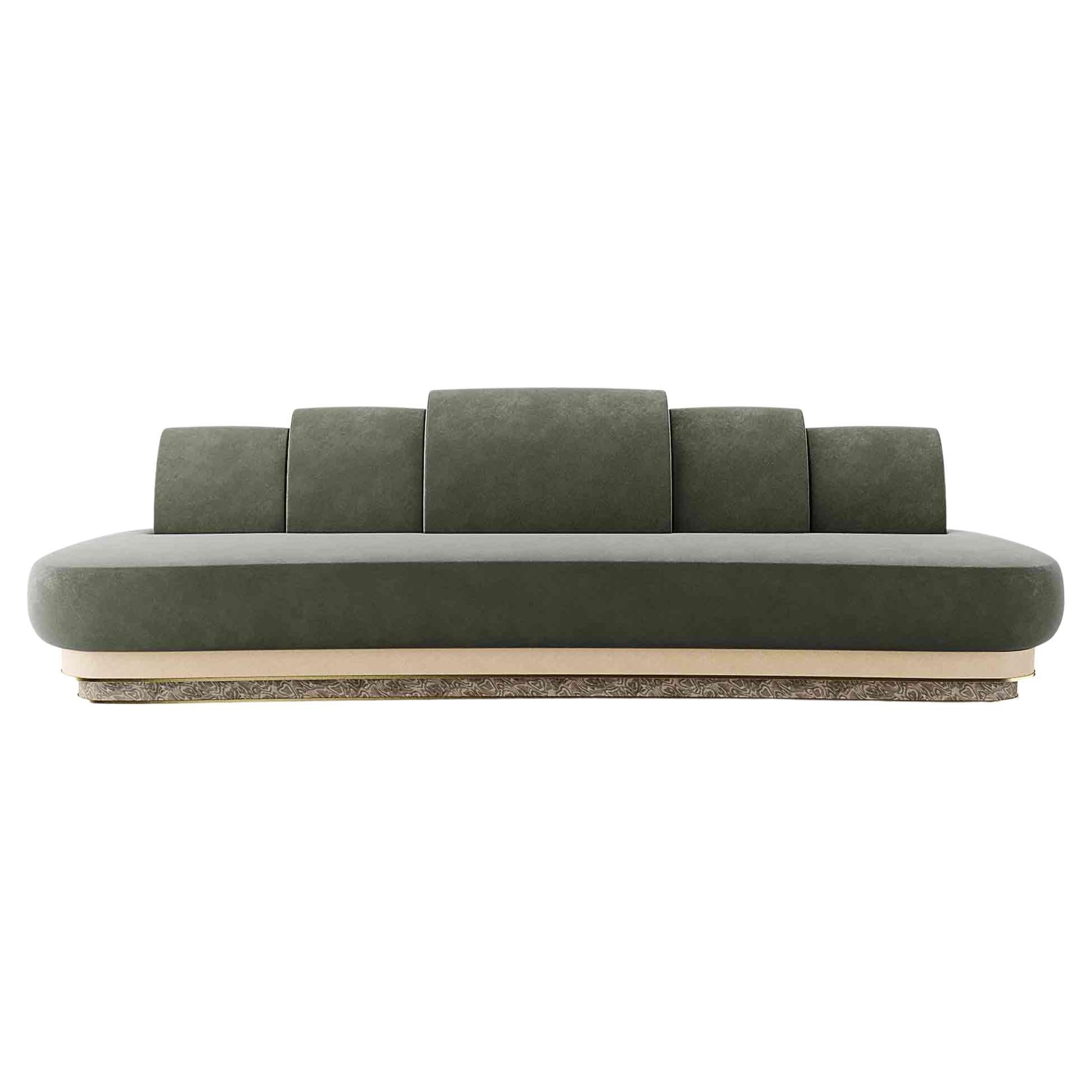 Modernes Sofa in geschwungener Form mit Samtpolsterung, Holzsockel und poliertem Messingdetails