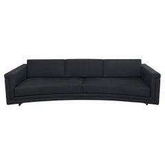 Modernes geschwungenes Sofa aus schwarzem Leinen nach Edward Wormley