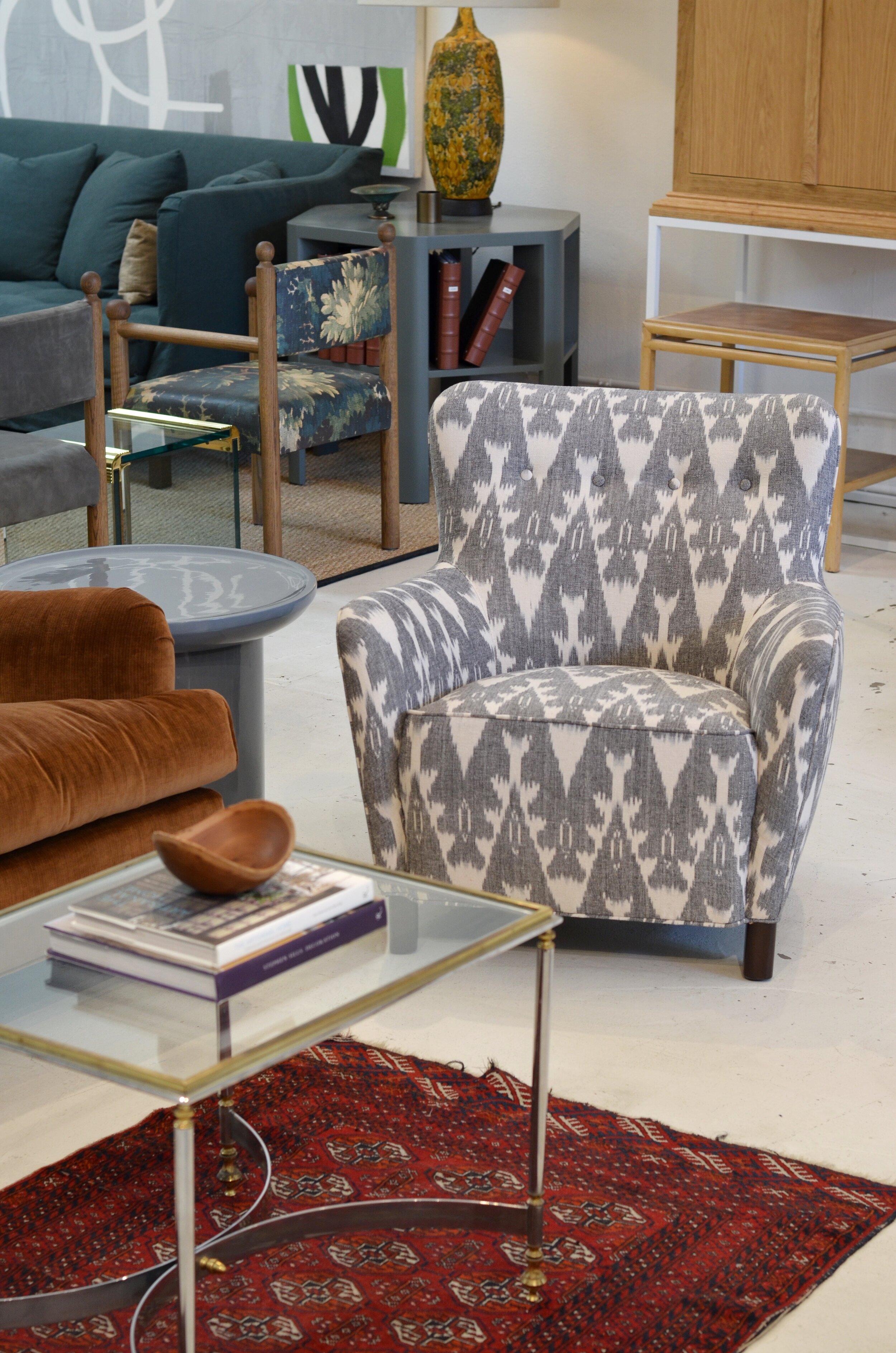 Tappezzeria Sedia moderna con schienale e seduta stretti e curvi di Martin and Brockett in vendita