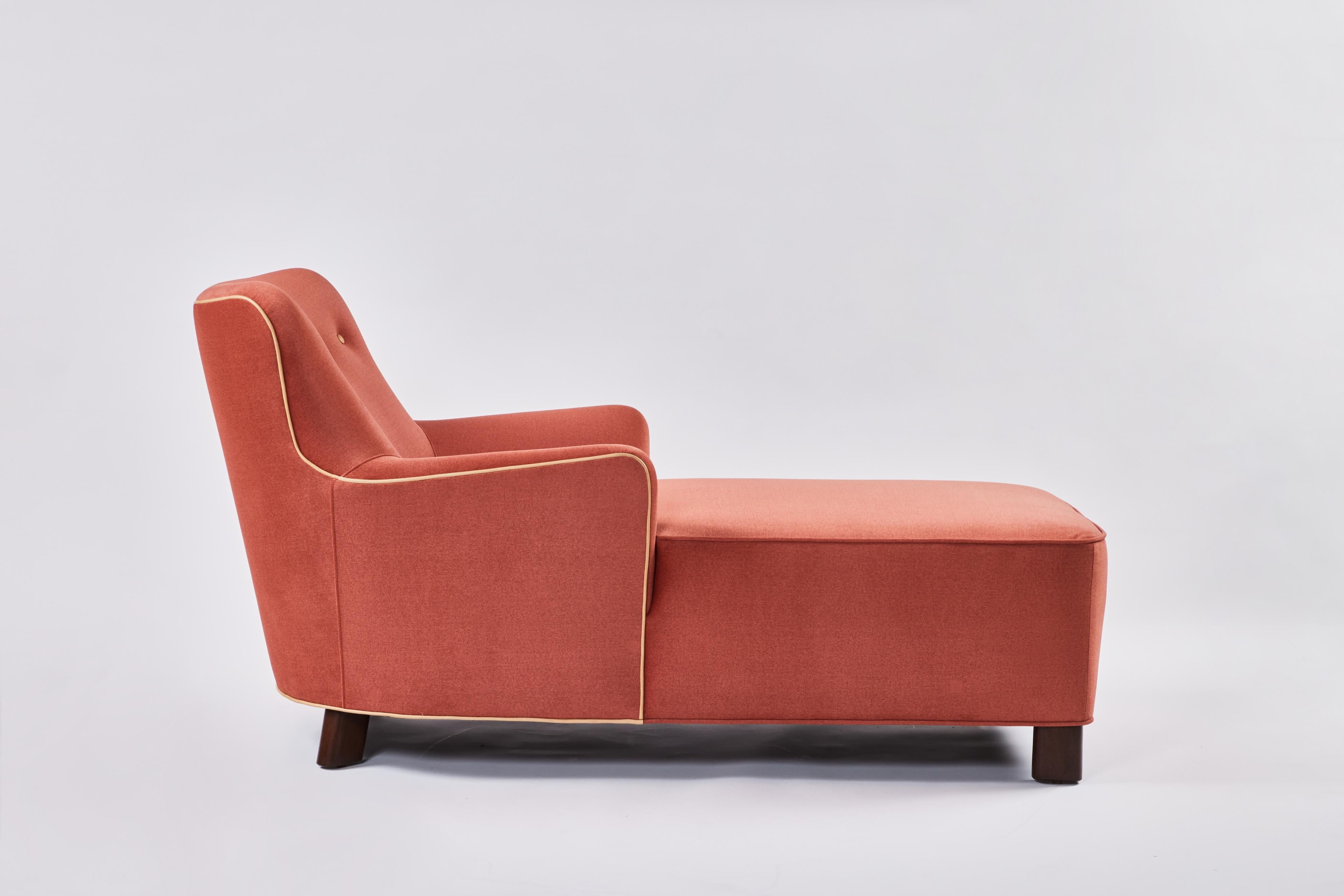 La chaise Ann de Martin and Brockett se caractérise par une assise serrée et un dossier profilé avec des détails de boutons. La profondeur de 64 pouces offre une expérience de détente soutenue.

H 32 po x L 31 po x P 64 po. Hauteur du siège 17.5