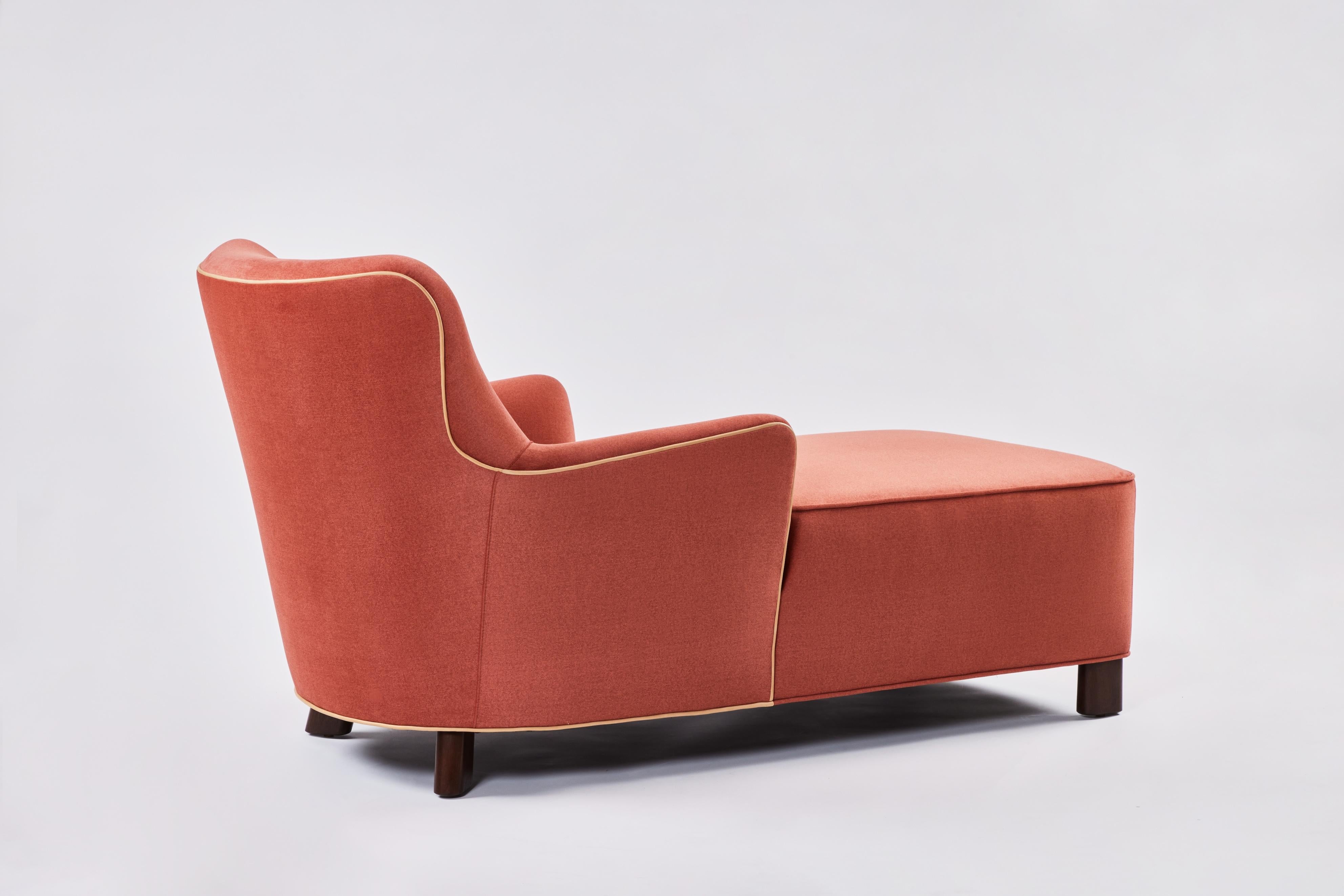 Américain Ann Chaise moderne incurvée à dossier serré et assise par Martin and Brockett en vente