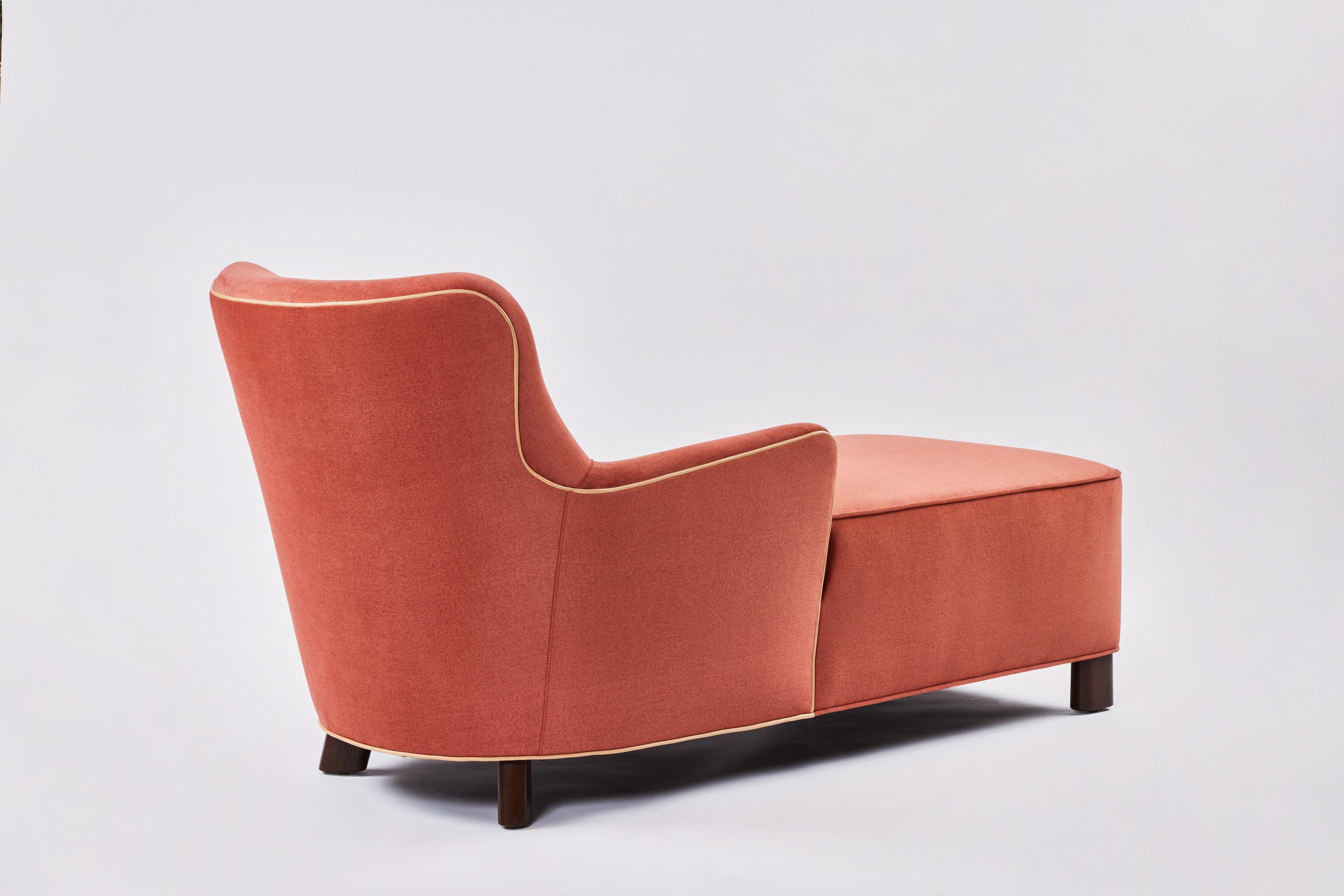 Ann Chaise moderne incurvée à dossier serré et assise par Martin and Brockett Neuf - En vente à Los Angeles, CA
