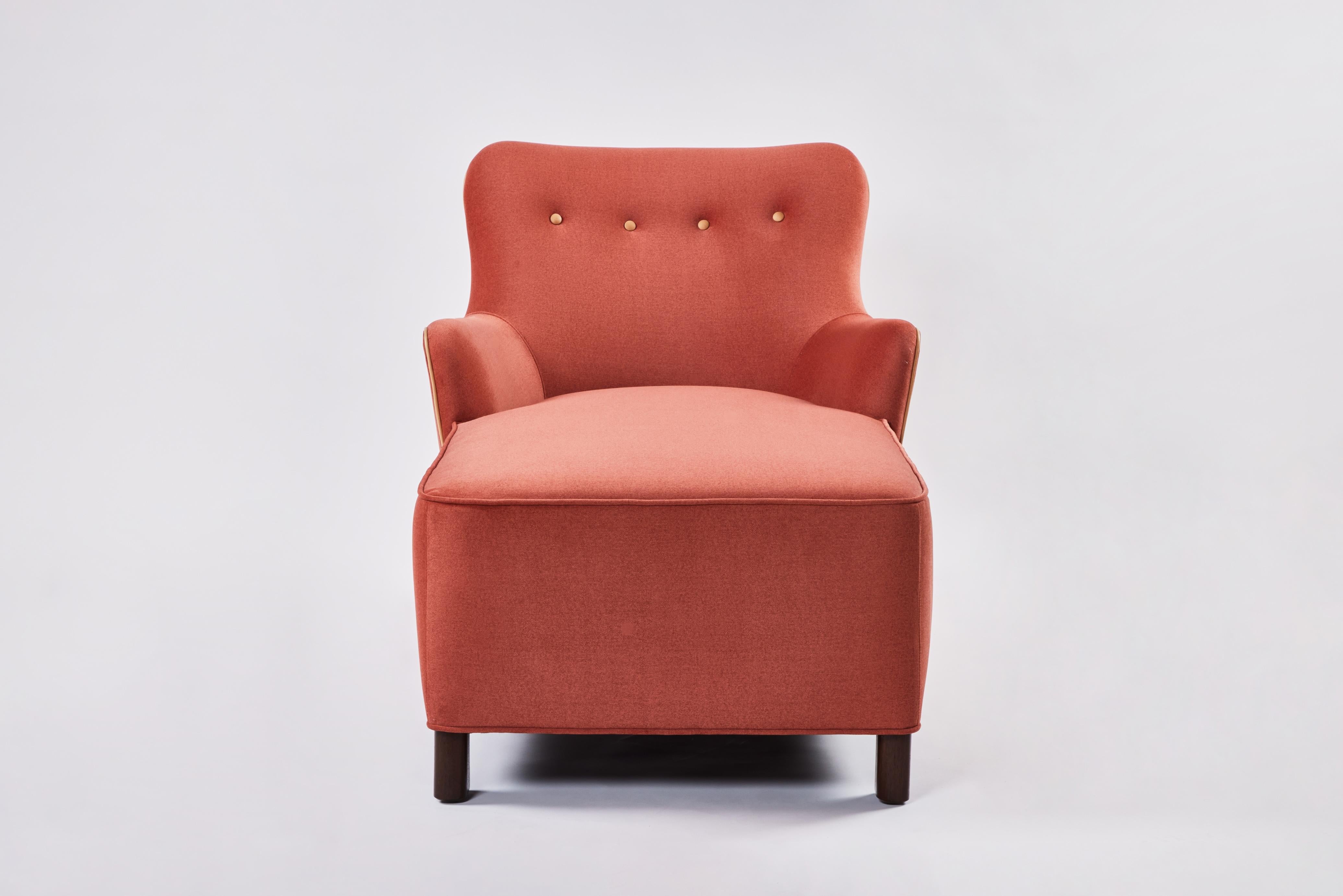 Tissu d'ameublement Ann Chaise moderne incurvée à dossier serré et assise par Martin and Brockett en vente