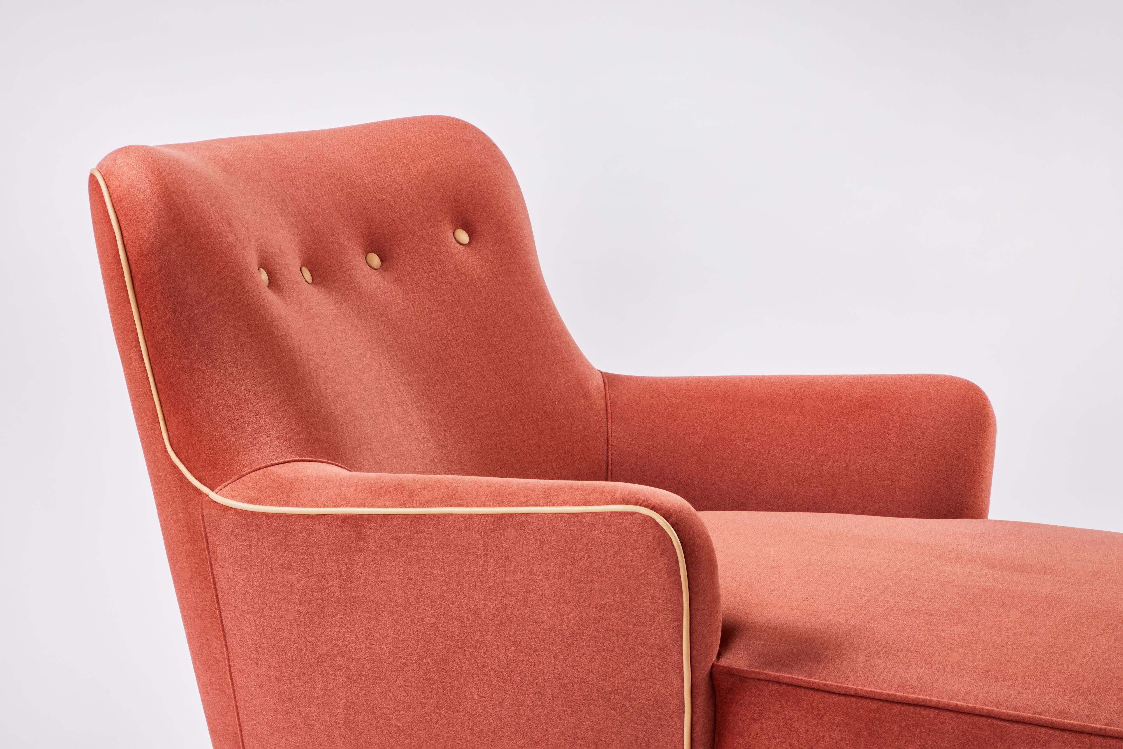 Ann Chaise moderne incurvée à dossier serré et assise par Martin and Brockett en vente 1