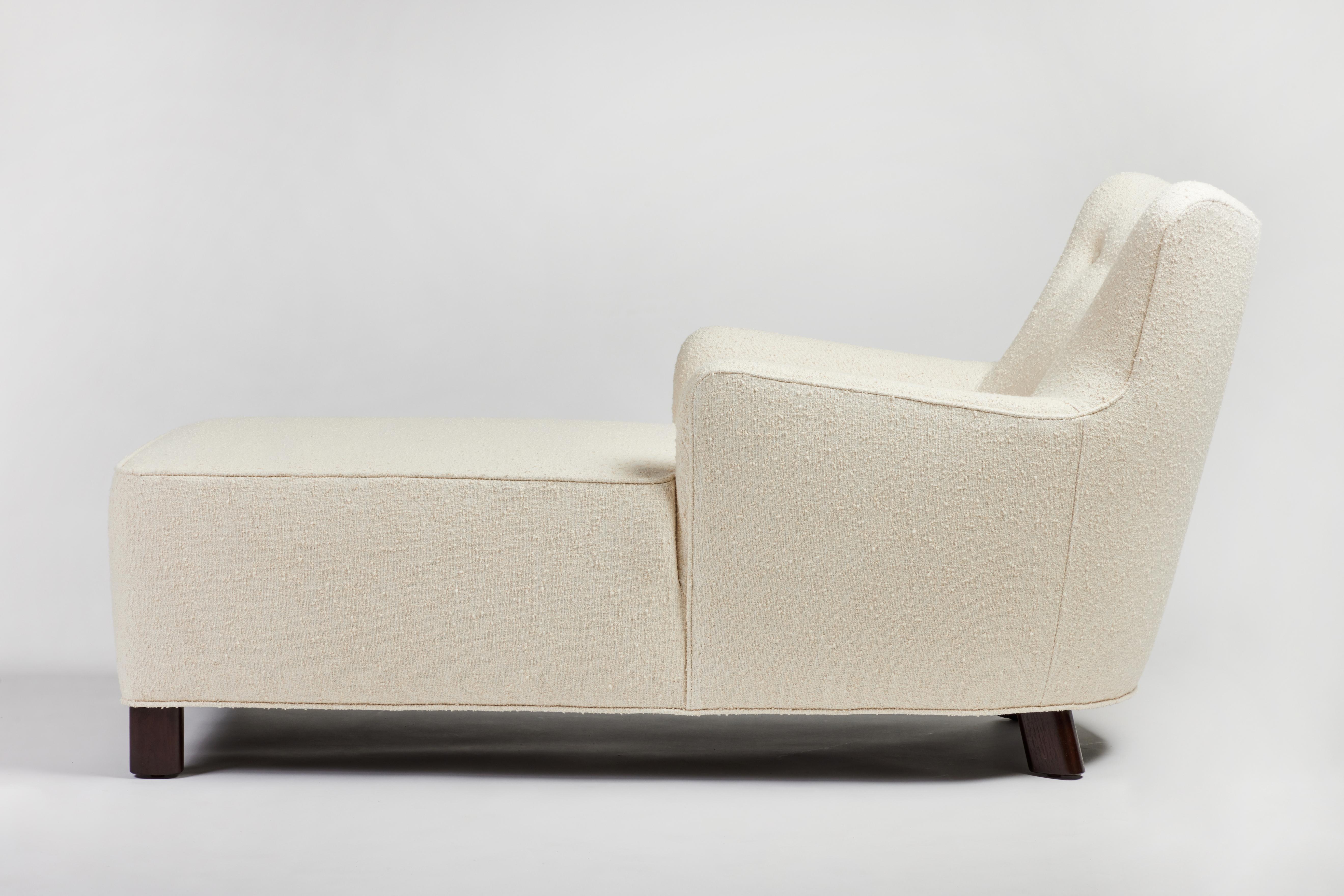 Ann Chaise moderne incurvée à dossier serré et assise par Martin and Brockett en vente 2