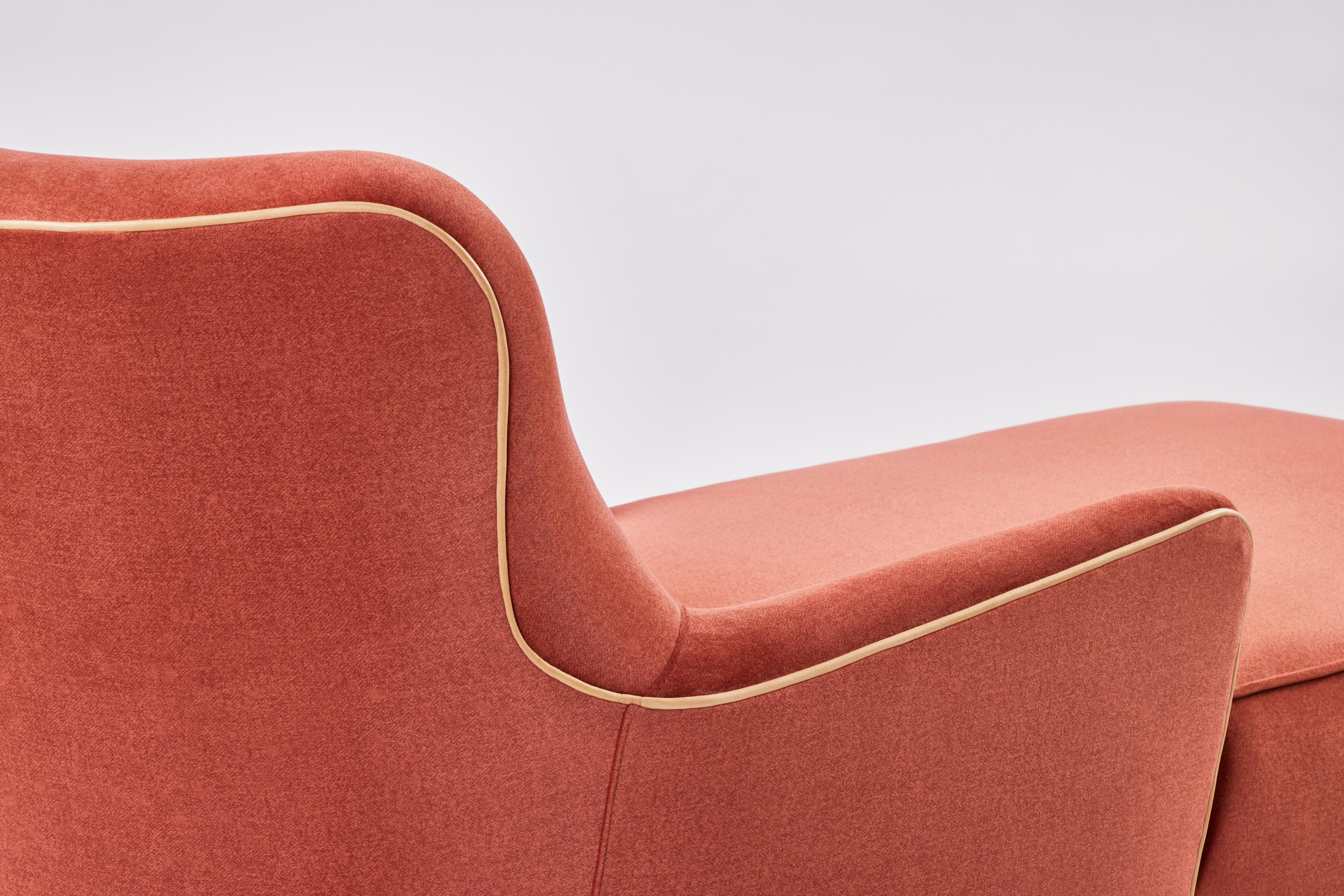 Ann Chaise moderne incurvée à dossier serré et assise par Martin and Brockett en vente 3